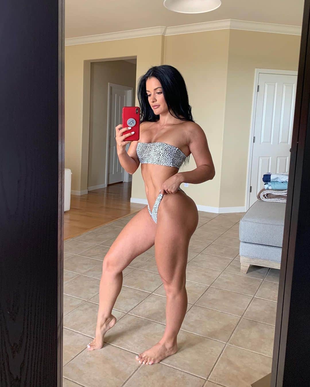 Jessica Arevaloさんのインスタグラム写真 - (Jessica ArevaloInstagram)「33 years old | 120 pounds | 5’1-3/4 - - Does anyone else struggle with healthy weight gain? - - I’ve been lifting heavy, no gym cardio, eating and drinking intuitively. - - I’m up 15 pounds since I last stepped on stage. It’s always been a struggle for me to embrace a much softer look. Everyday I love it more and more and I couldn’t be more grateful for this new perspective.🙏🏼 -」6月28日 6時48分 - jessicaarevalo_