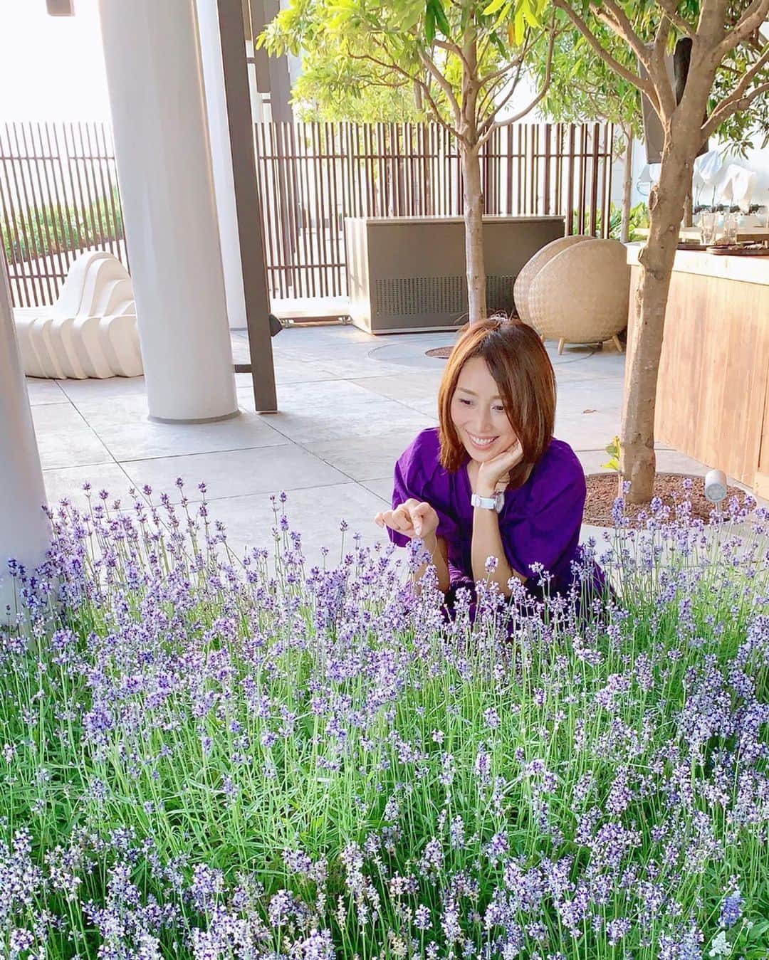 宮田綾子さんのインスタグラム写真 - (宮田綾子Instagram)「ハイヒールLOVERS Ayako⁑  アンダーズ東京 52階 ルーフトップバーのラベンダーガーデンディナー🍴 @andaztokyo  ラベンダー畑に来たみたい💜可愛い〜  ブラッド・ピットのワインミラヴァルとラタトゥイユやブイヤベースなど南フランスのお料理がどれも美味しい🍷🦐 真琴さんと2人で色々話して、お腹いっぱいになって、楽しかったー♪ 南仏プロヴァンスのラベンダーの空間と、夕方から陽が落ちてライトアップされる景色も楽しめるルーフトップバー最高だからこれは是非見てほしいな🗼 アンダーズ東京公式サイトからのご予約は10%オフになるよ！ ___________________★ ___________________﻿﻿﻿﻿ 7/7(日)インスタセミナー 男女 本日締切！ 詳細は @ayako__miyata プロフィールURL よりご覧ください﻿﻿﻿﻿ ___________________★ __________________  #ハイヒールlovers #宮田綾子 #アンダーズ東京 #andaztokyo #ルーフトップバー #rooftopbar #ラベンダーガーデン #ディナー #lavender #lavendergarden #dinner #tokyodinner #miraval #wine #ミラヴァル #ブラッドピット #bradpitt #虎ノ門ヒルズ #東京タワー #夜景 #五つ星ホテル #ラグジュアリーホテル #luxuryhotel #casafline #seventwelvethirty」6月28日 7時01分 - ayako__miyata