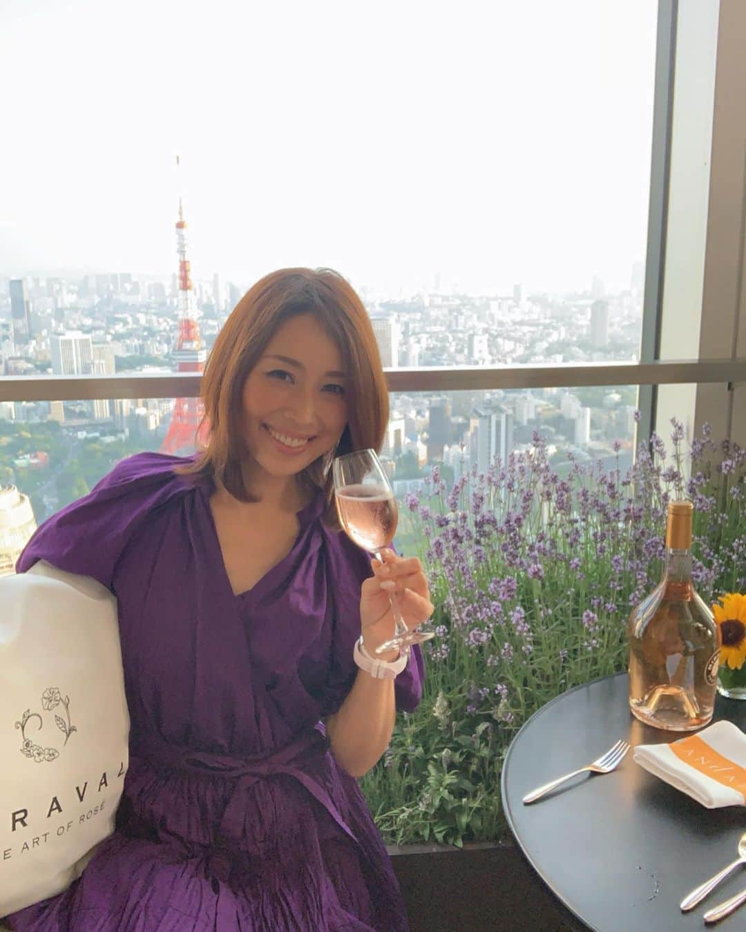 宮田綾子さんのインスタグラム写真 - (宮田綾子Instagram)「ハイヒールLOVERS Ayako⁑  アンダーズ東京 52階 ルーフトップバーのラベンダーガーデンディナー🍴 @andaztokyo  ラベンダー畑に来たみたい💜可愛い〜  ブラッド・ピットのワインミラヴァルとラタトゥイユやブイヤベースなど南フランスのお料理がどれも美味しい🍷🦐 真琴さんと2人で色々話して、お腹いっぱいになって、楽しかったー♪ 南仏プロヴァンスのラベンダーの空間と、夕方から陽が落ちてライトアップされる景色も楽しめるルーフトップバー最高だからこれは是非見てほしいな🗼 アンダーズ東京公式サイトからのご予約は10%オフになるよ！ ___________________★ ___________________﻿﻿﻿﻿ 7/7(日)インスタセミナー 男女 本日締切！ 詳細は @ayako__miyata プロフィールURL よりご覧ください﻿﻿﻿﻿ ___________________★ __________________  #ハイヒールlovers #宮田綾子 #アンダーズ東京 #andaztokyo #ルーフトップバー #rooftopbar #ラベンダーガーデン #ディナー #lavender #lavendergarden #dinner #tokyodinner #miraval #wine #ミラヴァル #ブラッドピット #bradpitt #虎ノ門ヒルズ #東京タワー #夜景 #五つ星ホテル #ラグジュアリーホテル #luxuryhotel #casafline #seventwelvethirty」6月28日 7時01分 - ayako__miyata