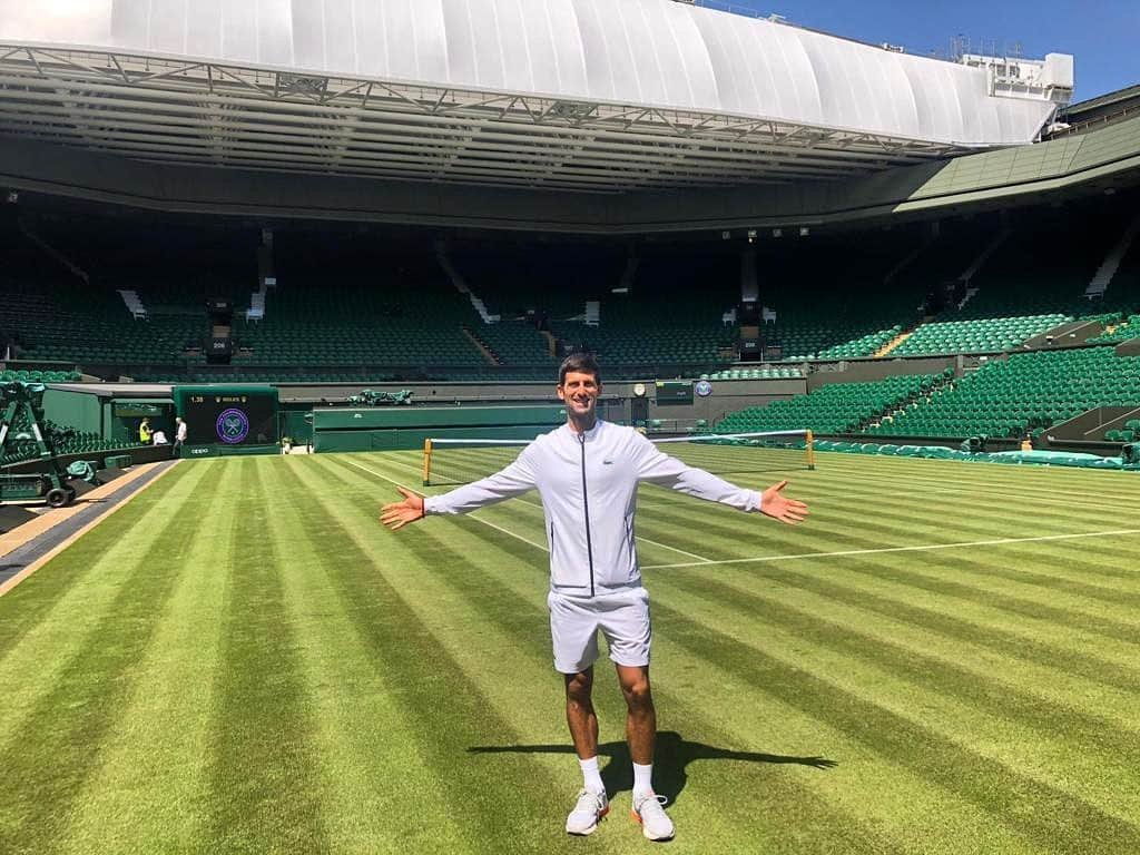 ノバク・ジョコビッチさんのインスタグラム写真 - (ノバク・ジョコビッチInstagram)「Ahh we’re backkk!!! Most sacred court in the world 😃😍😎🎾🕺🏻🙌🏼🇬🇧」6月28日 6時56分 - djokernole