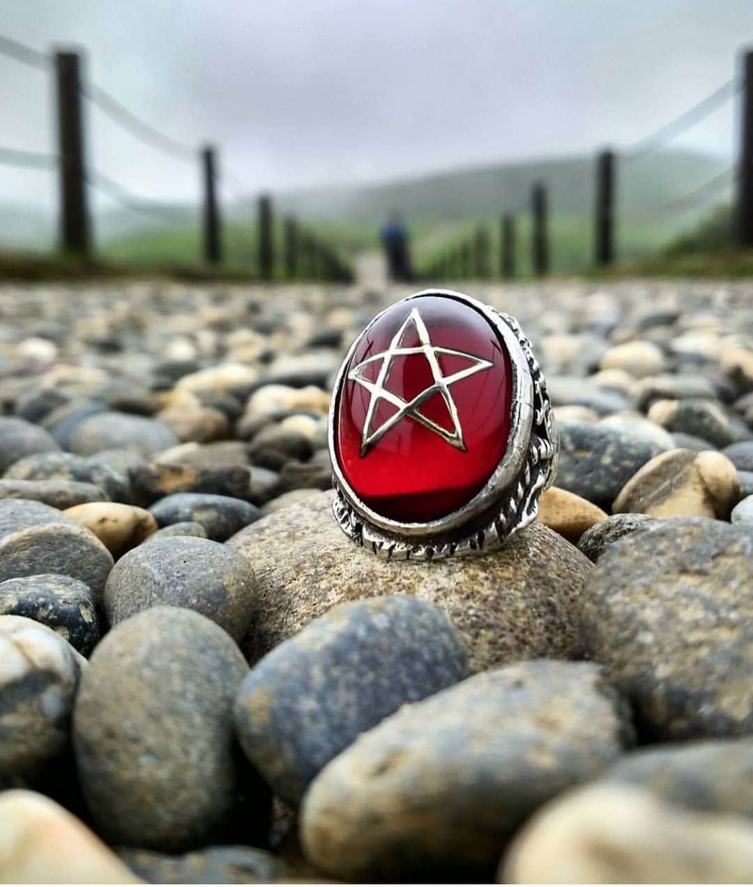 のインスタグラム：「The Tokyo Red #AngelHeartRing beautifully photographed by @ruizu2019  #AlexStreeter」