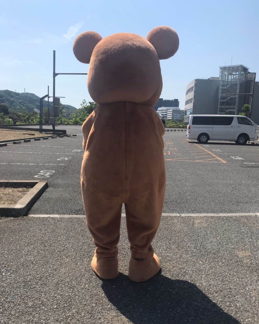映画『午前0時、キスしに来てよ』のインスタグラム：「お待たせしました！﻿ ﻿ 今日お昼12時に…ついにこのお方が解禁っ✨﻿ ﻿ 0キス恒例になりつつある、後ろ姿🤔﻿ ﻿ ヒント…🧸くまの着ぐるみ？！﻿ ﻿ #午後12時会いに来てよ #正午だよ﻿ #午前0時キスしに来てよ ﻿ #映画0キス #0キス #0kiss」