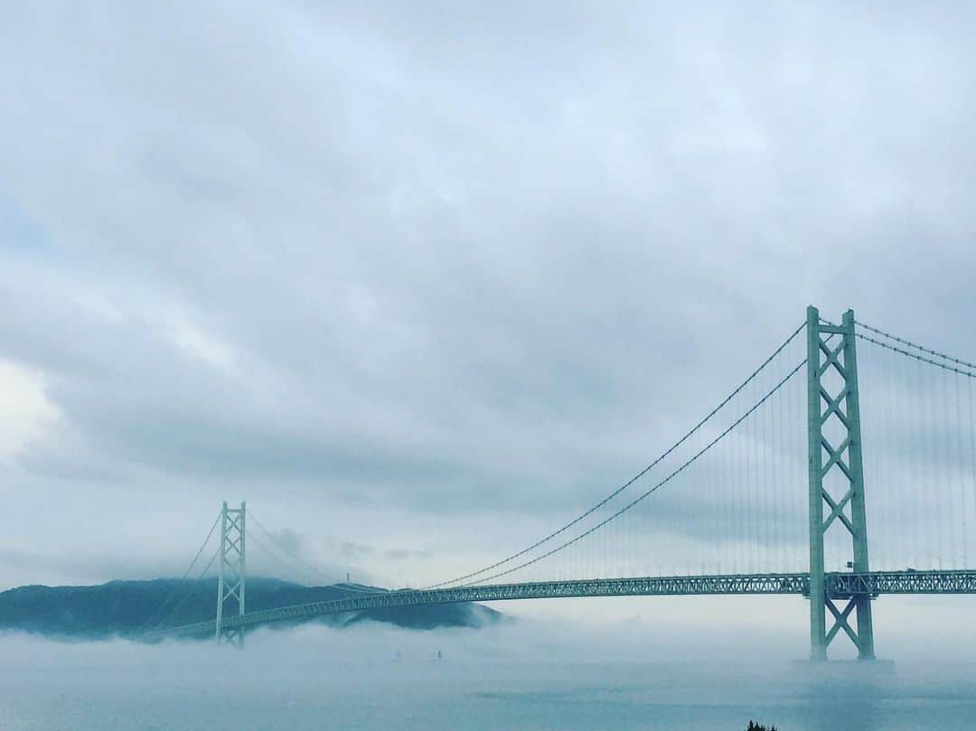 松宮宏のインスタグラム：「明石海峡大橋。海に雲が浮いた朝。 #明石海峡大橋 #アジュール舞子」