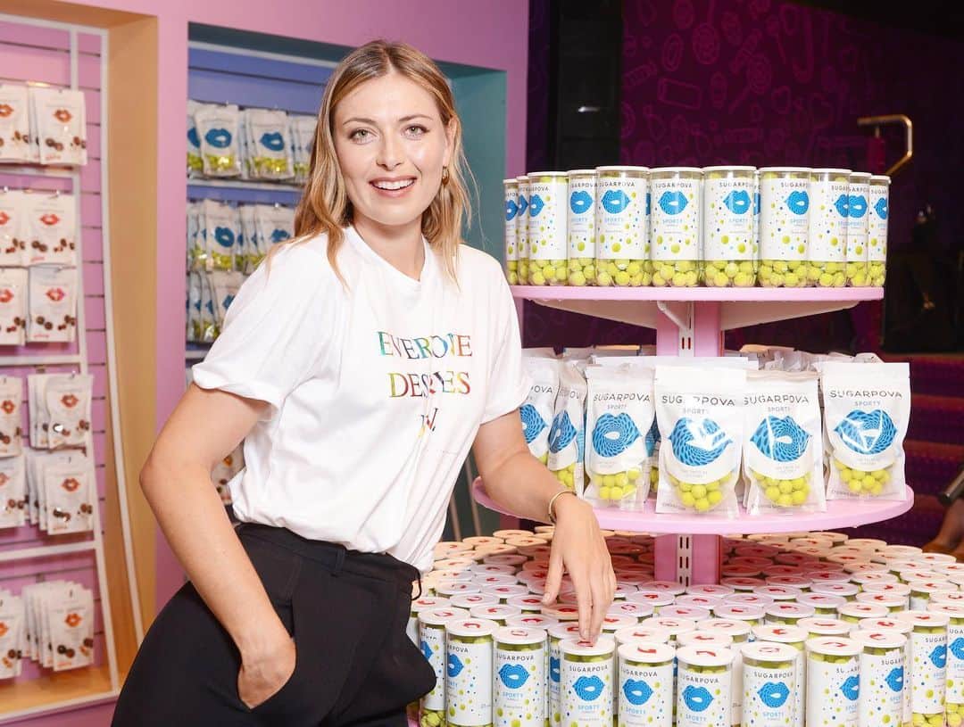 マリア・シャラポワのインスタグラム：「Thank you to everyone who came out to celebrate our new #povapopup 🍭 home. You can now find @sugarpova in all of @kingdomofsweetsofficial shops in the 🇬🇧 and also on their website for a last minute elf delivery 🚚. ( so sorry to have to cut the line today 😔, I don’t think we anticipated that many of you but I hope you all got the autographs cards I left behind)」