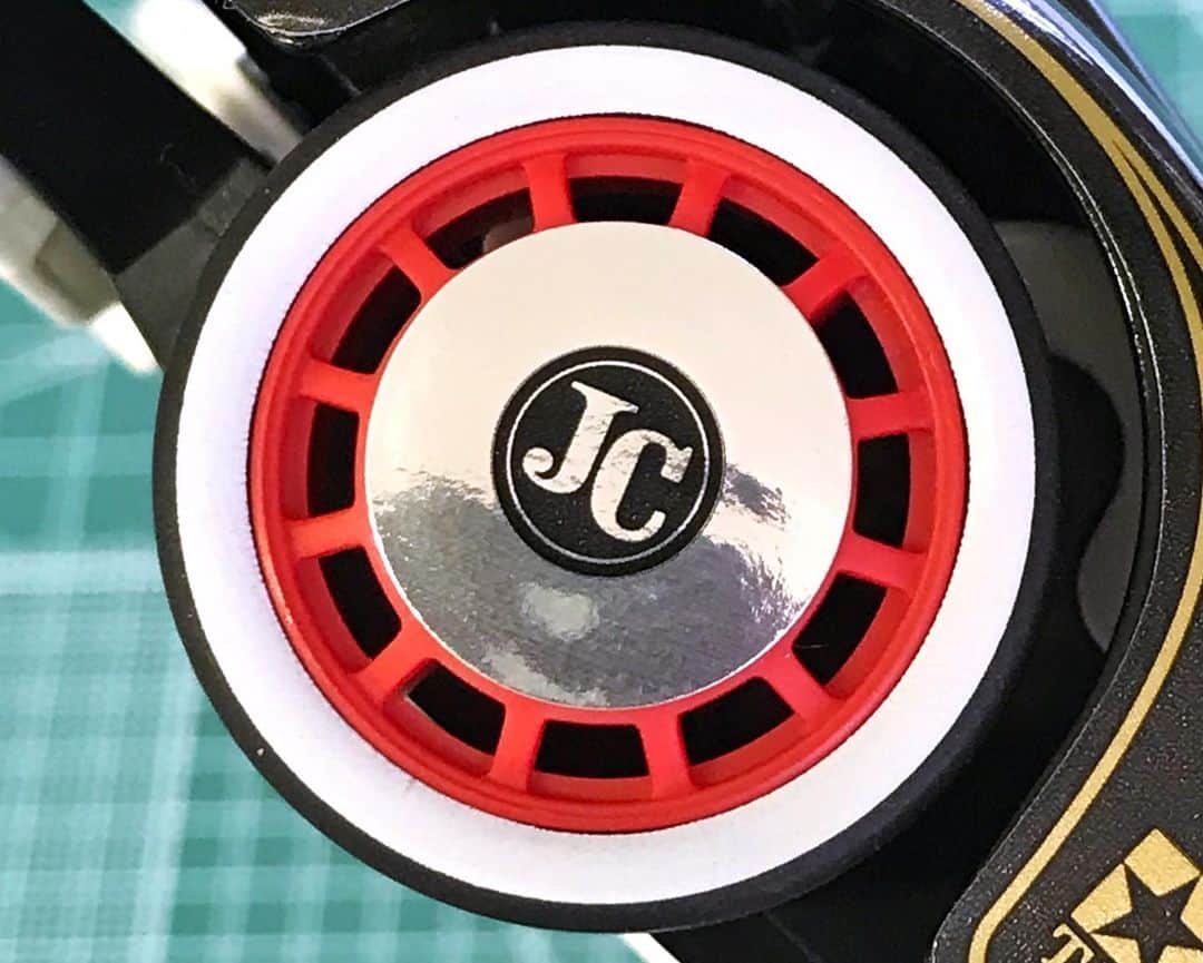 ミニ四駆さんのインスタグラム写真 - (ミニ四駆Instagram)「‪【新製品】‬バロンビエント ジャパンカップ2019 （FM-Aシャーシ）BARON VIENTO (FM-A CHASSIS) JAPAN CUP 2019 シャフトドライブ四輪駆動を採用した高性能レーサーのプラスチックモデル組み立てキットです。バロンビエント ジャパンカップ2019は、カスタム・クラシックカーボディが特徴のバロンビエントを、ミニ四駆ジャパンカップ2019年仕様にドレスアップした特別限定モデル。メモリアルマシンにふさわしい、高級感あふれるエレガントな姿に仕上げました。ブラックのABS樹脂製ボディを魅力いっぱいに変身させるポイントは、メタリック調の専用ステッカー。ワインレッドをベースに、ゴールドのジャパンカップロゴやマシン名、ホイールアーチのピンストライプに加え、グリル部分はシルバーをアクセントに使用しました。そしてレッドのディッシュホイールには、サイドウォールにホワイトプリントを施したスーパーハード小径ローハイトタイヤを装着。さらに、ホイール中央のディッシュ部分にもメッキ調をイメージしたステッカーを用意して、足もとまで注目度満点。思い切り走らせるのはもちろん、ディスプレイしておくだけでも存在感たっぷりです。#mini4wd #tamiyamini4wd #ミニ四駆」6月28日 7時11分 - tamiya_mini4wd