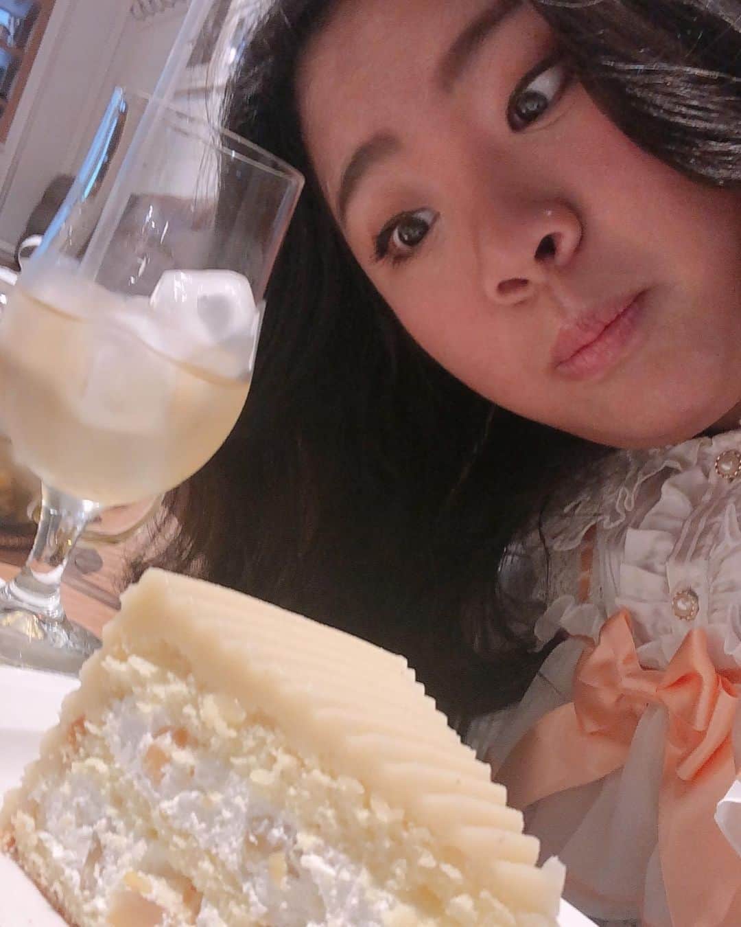 れいちのインスタグラム：「I turned 22 recently and celebrated it with cake... I love cake」