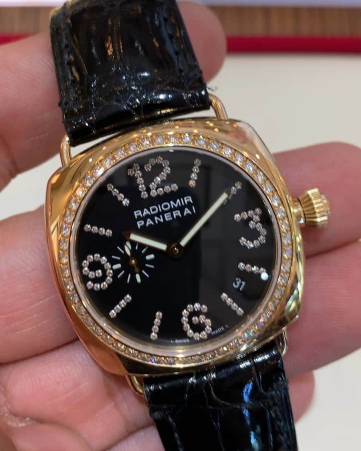 パネライのインスタグラム：「Stopped by my buddies place @watches_oliversmith in Scottsdale while I’m visiting and saw some crazy pieces I’ll be sharing in the near future. But has to share this one that caught my eye cause you don’t see it too often. The #Panerai #PAM139 40mm Rose Gold  Radiomir with diamond bezel and numbers.  Someone was definitely getting diamond happy back in the day when they were designing these.  #paneraicentral」