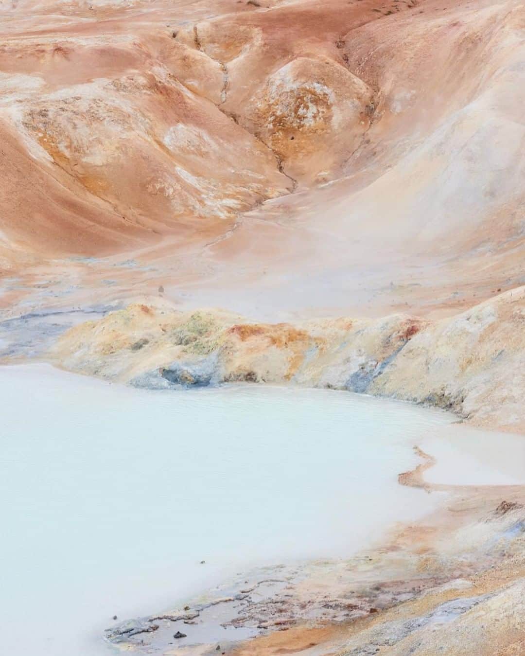 The Horseさんのインスタグラム写真 - (The HorseInstagram)「Earth ❤︎ Geothermal area near Krafla volcano in Iceland.⠀⠀⠀⠀⠀⠀⠀⠀⠀ Image by the talented @brookeholm ⠀⠀⠀⠀⠀⠀⠀⠀⠀ -⠀⠀⠀⠀⠀⠀⠀⠀⠀ ⠀⠀⠀⠀⠀⠀⠀⠀⠀ #earth #nature #colours #tonal #photographer #explore」6月28日 7時30分 - the_horse