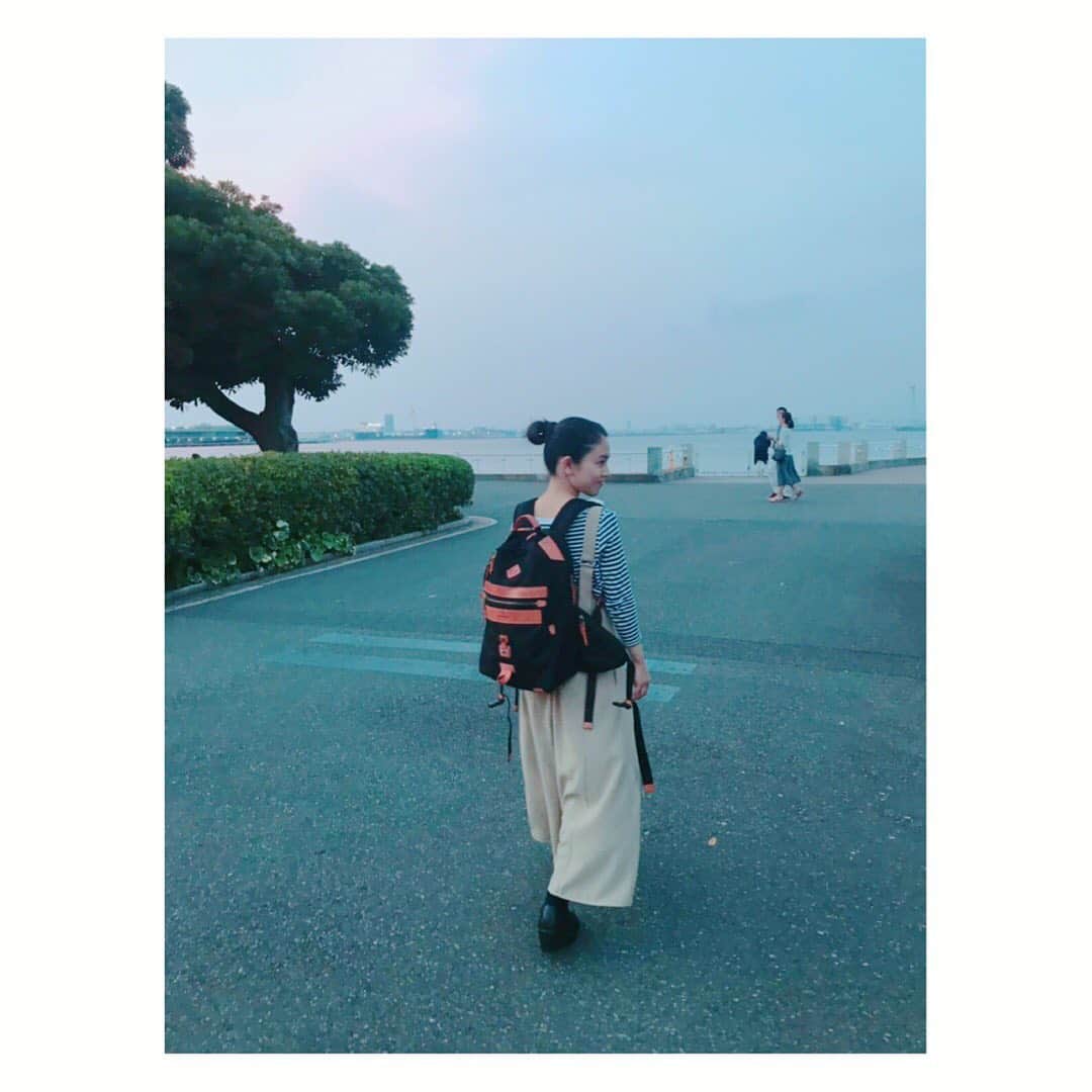 森口彩乃さんのインスタグラム写真 - (森口彩乃Instagram)「毎日、横浜で舞台「グリークス」稽古中です。 たまに早目におわった日には中華街に寄ります。 この日は、ピンク色から真っ黒に海と空が変わるまで皆でベンチに座って色んな話を…。 素敵な作品になると良いな。 そして、つくづく…横浜美しい！  #横浜  #山下公園  #中華街  #海  #稽古  #舞台」6月28日 7時38分 - ayano.moriguchi