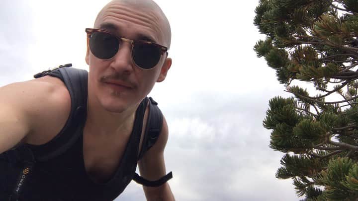 カイル・ガルナーのインスタグラム：「This bald head needed a little escape before the night shoot that will be happening tomorrow. We will watch the sun rise on Saturday morning.  It was superrrrrr windy at the top but it’s hard to beat that view. On a side note while driving to the trail head I saw some scum bag throw trash out their car window up in the mountains. I would just like to say that you are a garbage person whoever you are and that i hope your car breaks down on you bc it objects to your garbage person choices.」