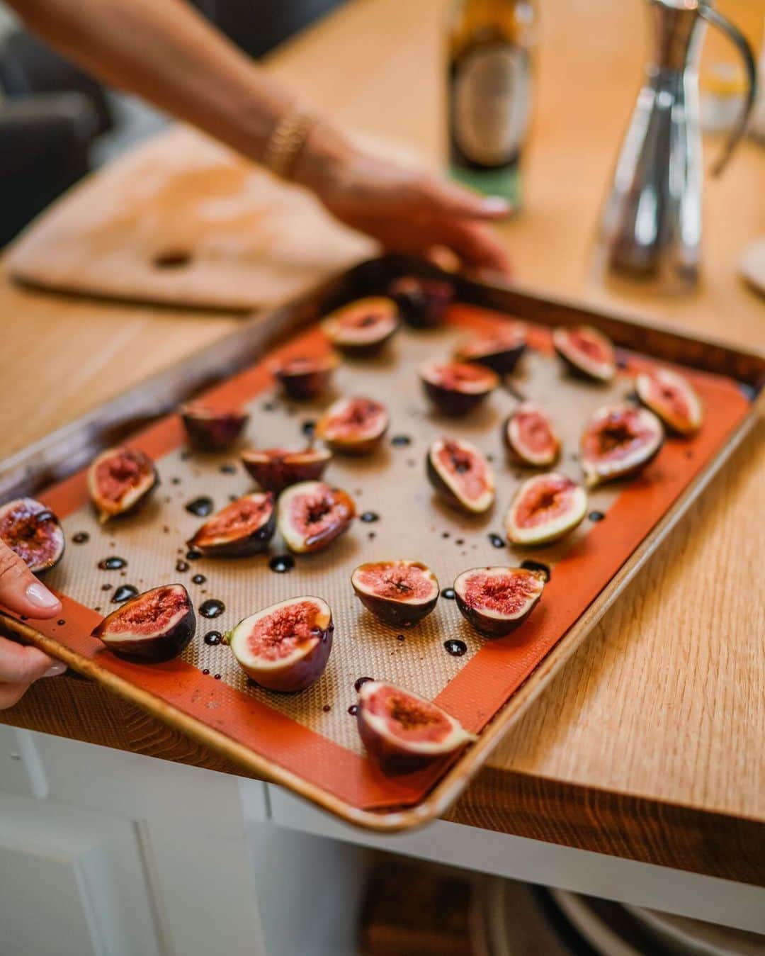 ジェニファー・ガーナーさんのインスタグラム写真 - (ジェニファー・ガーナーInstagram)「Swipe and see!  Well, it’s official— I could eat figs for every meal. Purple and green, sweet and savory. Practically a perfect food 😇 and easy peasy to prepare. #soyouthinkyoucanfarm👩🏻‍🌾 #motherfigger🙋🏻‍♀️ #gettinfiggywithit🤣🤦🏻‍♀️👵🏻 . Roasted Figs with Goat Cheese & Pine Nuts 1. Cut figs in half and remove the stems. 2. Drizzle with balsamic vinegar and salt. 3. Roast at 200 degrees for 2 hours. 4. Turn up the oven to 275 degrees for another 30-45 minutes, or until they look carmelized and delicious. 5. Toast some pine nuts in a dry pan. 6. Garnish the figs with the pine nuts, some goat cheese, a little more balsamic and a drizzle of honey. 7. Yum.」6月28日 7時52分 - jennifer.garner
