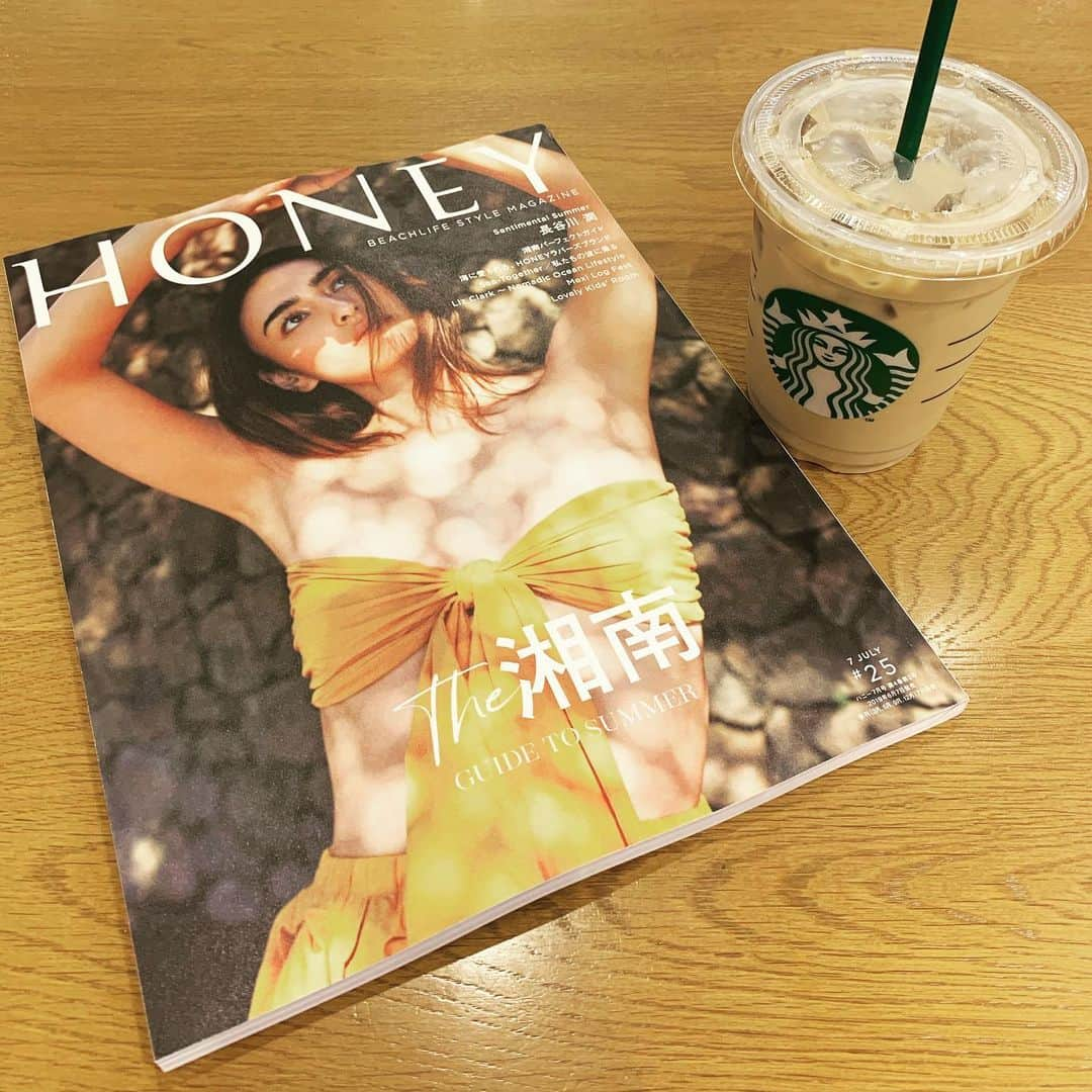 くろさんのインスタグラム写真 - (くろInstagram)「📚BOOK&CAFE☕️ #HONEY #The湘南 #ハニー7月号 #長谷川潤 #湘南パーフェクトガイド #starbuckslatte #starbucks #starbuckscoffee #スタバ #スタバラテ #スターバックスラテ #スターバックスコーヒー #スターバックスコーヒーTSUTAYA新橋店」6月28日 8時03分 - m6bmw