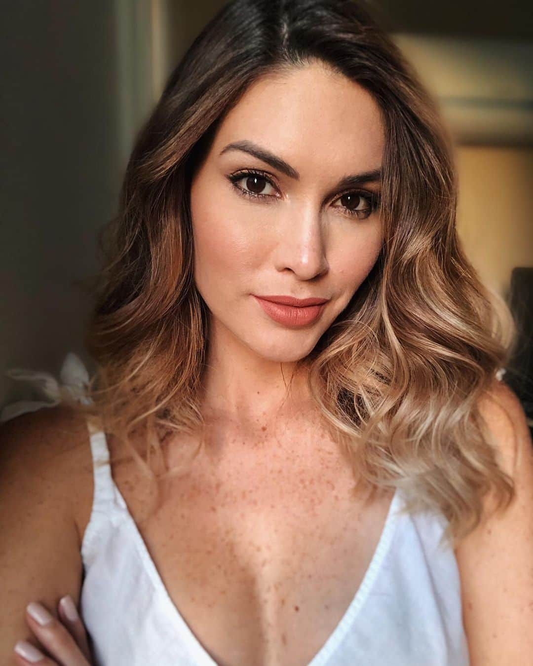 María Gabriela Isler Moralesさんのインスタグラム写真 - (María Gabriela Isler MoralesInstagram)「The golden hour 💛! ¤ Les confieso que me gusta mucho escribir y tengo tiempo que no lo hago. A veces el día a día me consume y cuando me siento a pensar e intentar escribir, tengo como muchas cosas en la cabeza y no quiero hacerlo desde la reactividad 📝. ¤ Hoy solo quiero darte las gracias por “seguirme” o visitarme en este espacio. Todos los días buscamos en las redes contenido de valor que nos ayude de una forma u otra en nuestras vidas 🎐. A veces puntual, y otras veces desde las realidades de cada quien. Yo honestamente aún no encuentro la forma de mostrarles mi realidad diaria, a veces pienso que mi trabajo puede aburrirles o saturarles. También tengo una rutina, responsabilidades, manejo temas confidenciales, y la mayoría del tiempo ando en mil cosas a la vez... Diría mi esposo @albertoadft “Tú y tu #overthinking 🤯” jajaja triste realidad. La verdad es que los extraño y extraño mis monólogos en Snapchat y mi habladera por acá 🤪. ¤ Solamente quería darles las gracias por ESTAR, los quiero. ♥️ ┊ #GabbyOntheGo #Confesiones」6月28日 7時57分 - gabrielaisler