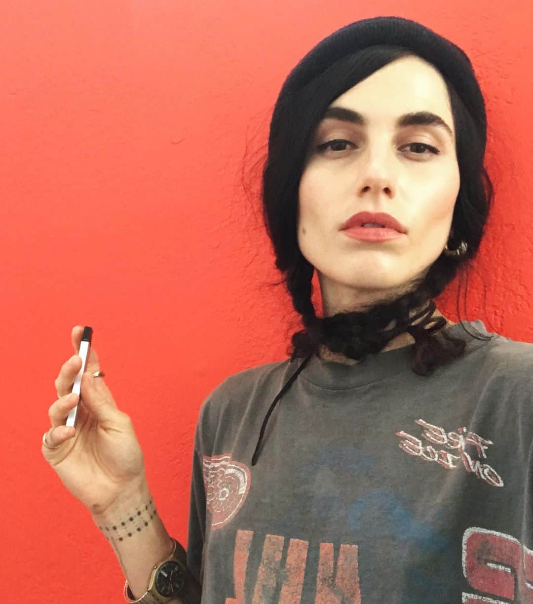 ラングリー・フォックスのインスタグラム：「My new red wall 🚨」
