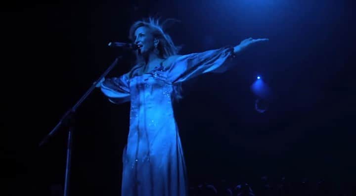 Claudia Leitteのインスタグラム：「“Voar, sem ter onde chegar. E de lá do céu formaremos dois em um só, fugirei da chuva, beijarei o sol. Amanheceu... É hora de voar!” ♥️♥️🕊#tbt」