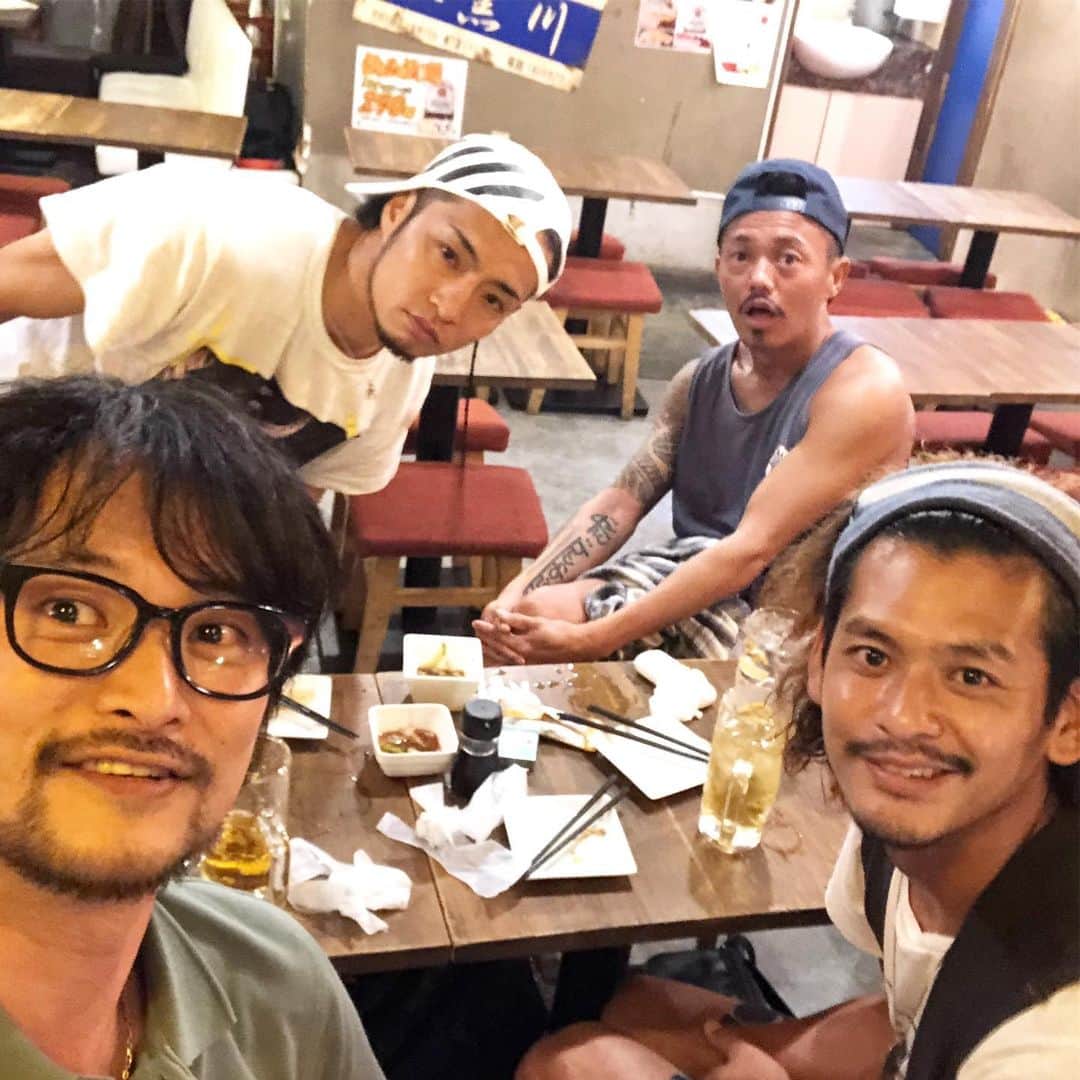 のインスタグラム：「静岡に帰った じゅんぺい氏が東京に来ると言うので集まったー！！ もう15年の付き合い。  旅は重なってないけど、  イベントとかで一番会ってたような。  なんでも話せる人ー！！ 集まった鉄平氏も tkも、  あいのり 繋がりだけど、  それ関係なく、  熱い男達。  話してるだけどハッピーな気分になります。  集まる機会も減ったけど、  其々のフィールドで頑張ってるからだと。  自分も頑張ろうー！！ #あいのり #肉横丁 #渋谷 #飲酒タグラム #飲酒」