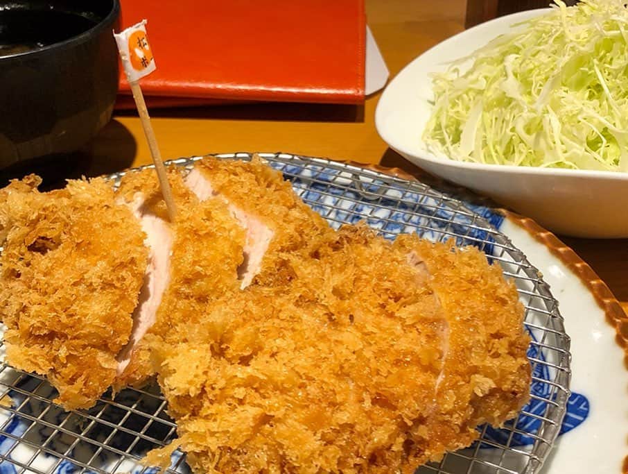 アレックス・シブタニさんのインスタグラム写真 - (アレックス・シブタニInstagram)「Tonkatsu is one of our favorite Japanese meals! 🤤 #とんかつ #tonkatsu #japan #food #eeeeeats #ShibSibsSuggest」6月28日 8時16分 - shibsibs