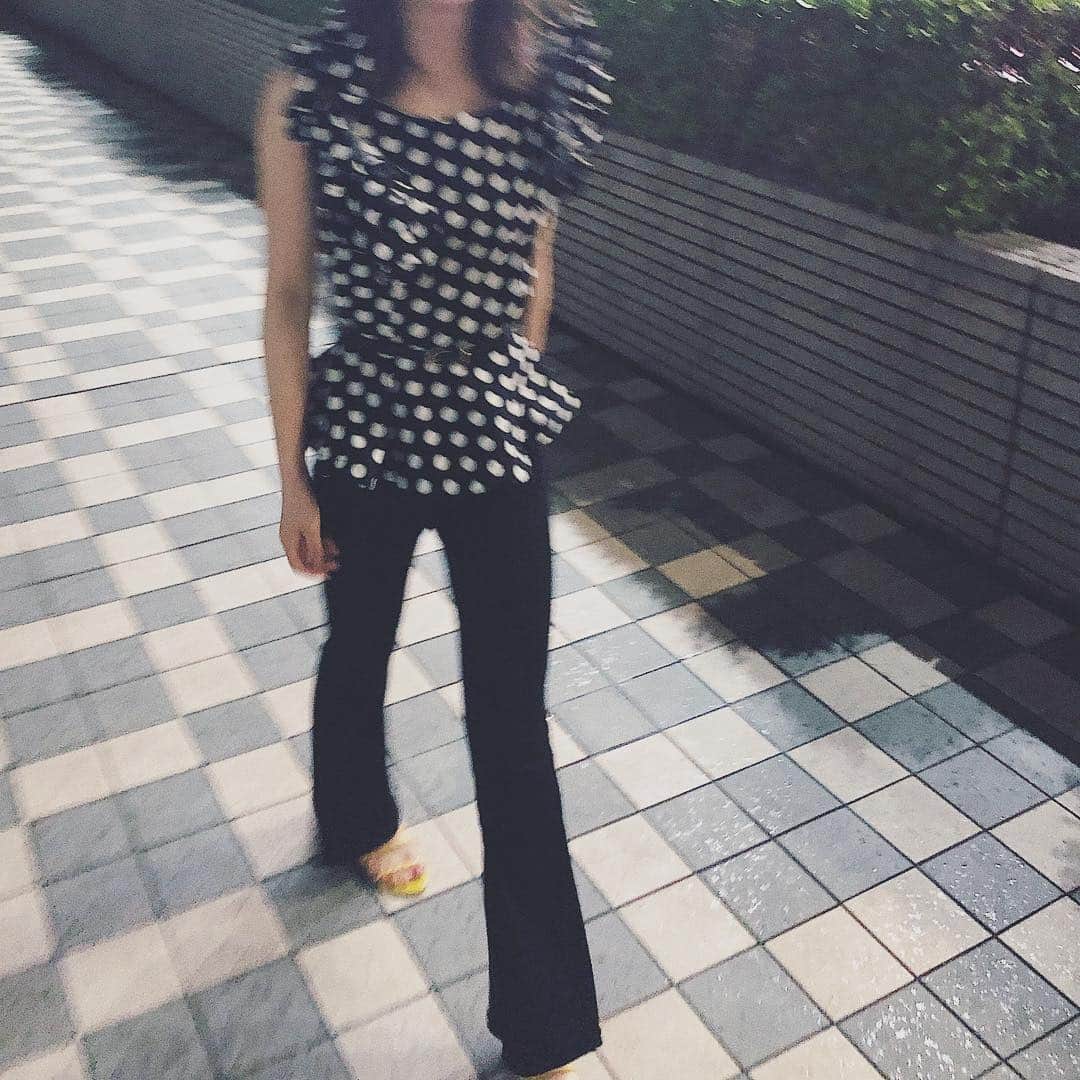 山下愛実（まなみるく）さんのインスタグラム写真 - (山下愛実（まなみるく）Instagram)「顔は上を向いて大爆笑🤣ラフ〜な日☺︎☺︎ #笑いすぎてブレブレ#足痛くなってペタンコ買う#一気にパジャマ感が出る#の3本立て #rain#monotone#instadaily#followｍe」6月28日 19時14分 - manami_ymst