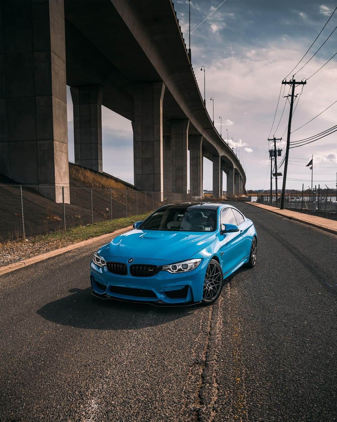 BMWのインスタグラム：「See what happens when spirit and cutting-edge design come together. The BMW M4 Coupé. #BMWrepost @mexicobluem4 @liv3life_m5 #TheM4 #BMW #M4 #BMWM __ BMW M4 Coupé: Fuel consumption in l/100 km (combined): 10.0 - 9.9 (9.3). CO2 emissions in g/km (combined): 227 - 225 (213 - 211). The figures in brackets refer to the vehicle with seven-speed M double-clutch transmission with Drivelogic. The values of fuel consumptions, CO2 emissions and energy consumptions shown were determined according to the European Regulation (EC) 715/2007 in the version applicable at the time of type approval. The figures refer to a vehicle with basic configuration in Germany and the range shown considers optional equipment and the different size of wheels and tires available on the selected model. The values of the vehicles are already based on the new WLTP regulation and are translated back into NEDC-equivalent values in order to ensure the comparison between the vehicles. [With respect to these vehicles, for vehicle related taxes or other duties based (at least inter alia) on CO2-emissions the CO2 values may differ to the values stated here.] The CO2 efficiency specifications are determined according to Directive 1999/94/EC and the European Regulation in its current version applicable. The values shown are based on the fuel consumption, CO2 values and energy consumptions according to the NEDC cycle for the classification. For further information about the official fuel consumption and the specific CO2 emission of new passenger cars can be taken out of the „handbook of fuel consumption, the CO2 emission and power consumption of new passenger cars“, which is available at all selling points and at https://www.dat.de/angebote/verlagsprodukte/leitfaden-kraftstoffverbrauch.html.」