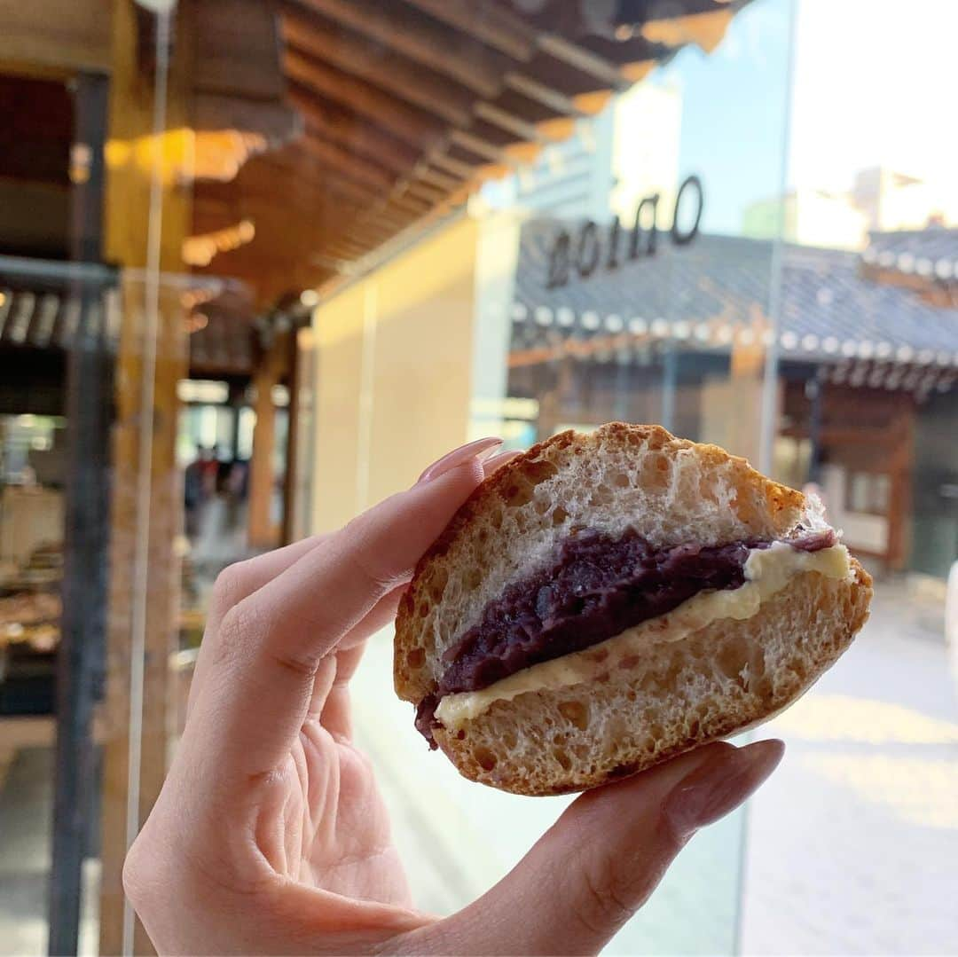 二瓶藍菜さんのインスタグラム写真 - (二瓶藍菜Instagram)「🥖🥐🍞🥯🥪 . . . . . いつか私もこんな大規模なカフェ事業をやりたいと思いつつ夢が夢で終わらぬ様今は努力するのみ。 . . .  #onion #bread #morning #韓国旅行 #souel #パンカフェ #cafe #韓国カフェ #夢を現実に #努力勉強あるのみ #韓国カフェ文化 #珈琲 #coffeetime」6月28日 19時15分 - aina.17