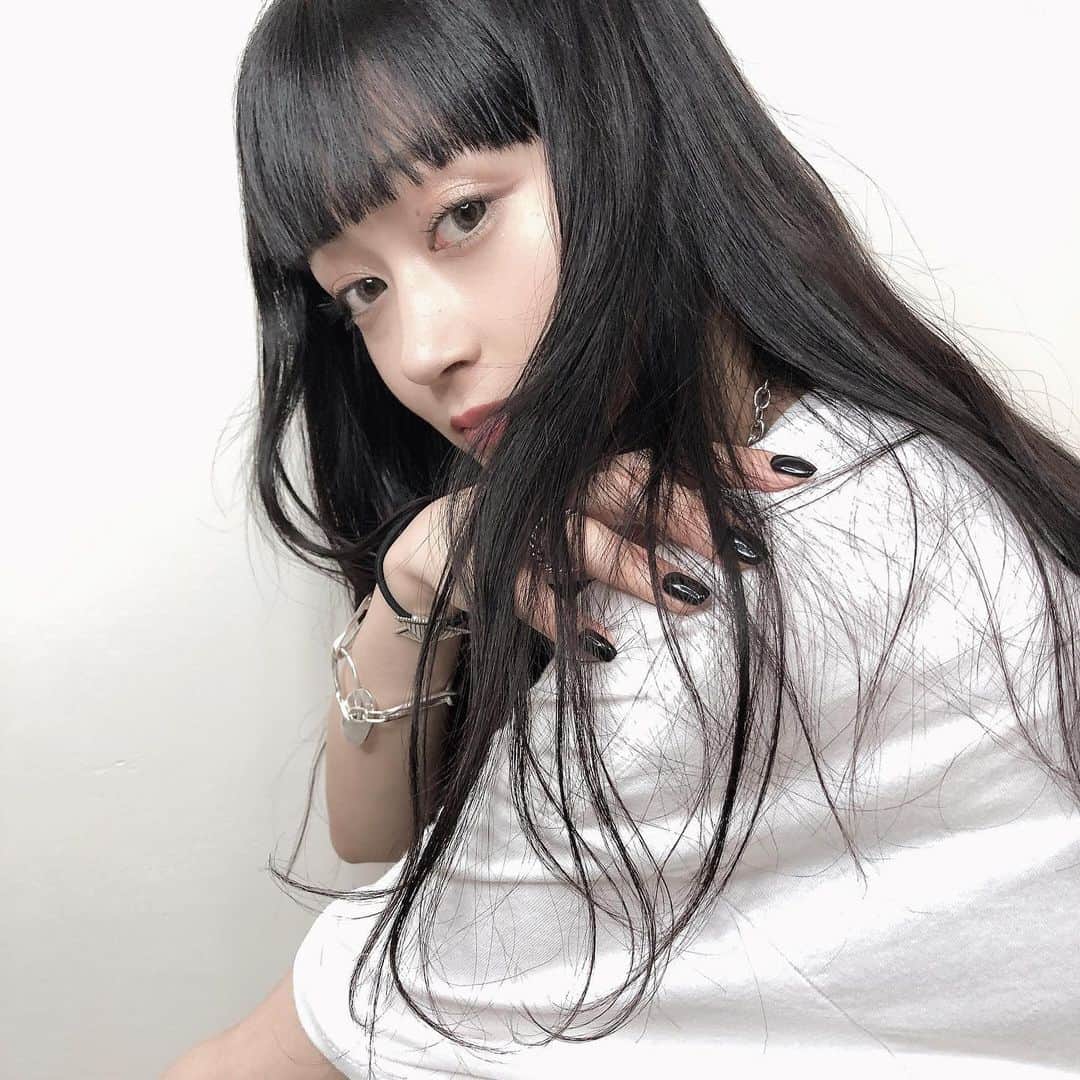 福元雄一郎さんのインスタグラム写真 - (福元雄一郎Instagram)「. guest snap りょうかちゃんは、暗髪ぱっつんロング。 最初来た時の状態と比べると、かなり髪が良くなった✨順調に伸びてて嬉しいな🥺✨ りょうかちゃんにも喜んでもらえて僕が嬉しいです😆 . . cut color styring @yuichiro0522 make up @coro_hoshi  girl @yatsunami_ryoka  salon @switch_hair . . . #イロンナカタチ #switchhairFUKUOKA #switchhair #switch  #福岡美容室  #大名美容室  #天神美容室  #黒髪  #暗髪 #艶髪 #ストレートヘア #ウェットヘア  #エヌドット」6月28日 19時09分 - yuichiro0522