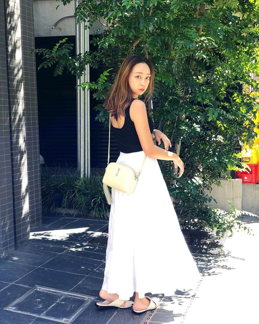 石田美奈子のインスタグラム：「𝕆𝕦𝕥𝕗𝕚𝕥. . 暑すぎた日の真夏みたいな#コーデ ☺︎ 背中が大きく開いたタンクトップが欲しくて、ネットで探し回って見つけました(←本当は他のブランドのものが欲しかったのですが、お値段が予算オーバーだったのでコレに)。 約2,000円🧡 カップ付きなので、1枚で着られて良い♪ サイズはすこーし大きいような気もしますが、インナーとしても使いやすいし、色違いで購入しようか検討中です。 . そして、スリムに見せたい時の裏ワザアイテム♡ ⇨ #ギュギュギュ (写真2枚目) 商品名の通りぎゅっと締めてくれて、履くだけでお腹すっきり！偽くびれ出現！ スリムなパンツやタイトスカートをすっきり履くことができます☺︎ スタイルアップのお助けアイテムとしておすすめ♡ @gyugyugyu_info　←check✨ . tops… @lfo_official skirt… #unitedarrows @unitedarrows_official bag… @toffandloadstone sandals… #zara @zara . 👗→ #minako_fashion . #fashion #outfit #ootd #デニムコーデ #夏コーデ #165cm #ギュギュギュ#補正下着 #補正 #矯正下着 #骨盤補正#骨盤矯正 #コルセット #着痩せ #プチプラコーデ #モノトーンコーデ #シンプルコーデ」