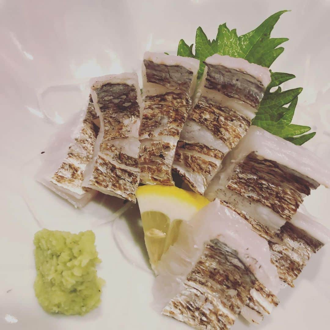 中村貴之さんのインスタグラム写真 - (中村貴之Instagram)「デカい太刀魚。太刀魚にしてはかなり引いた。 @t.dstm いつもありがとう🚣‍♂️🎣 釣った魚は岩村田の居酒屋「さっさん」で太刀魚とアジを料理して頂きました🙏 #カヤックフィッシング  #太刀魚  #指4.5本  #さっさん  #dangshades 🕶」6月28日 19時46分 - taka_brew