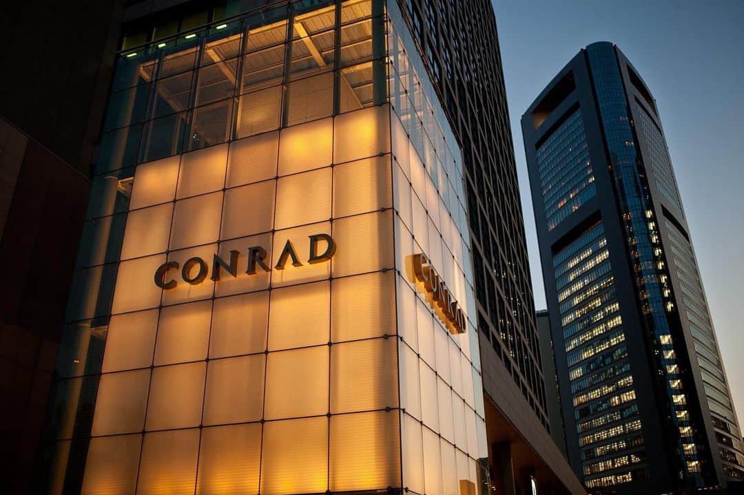 Conrad Tokyoのインスタグラム：「すてきな夜を。 Have a wonderful evening!  http://www.conradtokyo.co.jp/ #コンラッド東京 #ホテル #汐留 #東京 #日本 #新橋 #銀座 #金曜日 #夜 #夜景 #週末 #ConradTokyo #StayInspired #Conrad #hotel #Tokyo #Japan #Shiodome #Shinbashi #Ginza #Friday #evening #东京康莱德酒店 #콘래드도쿄」