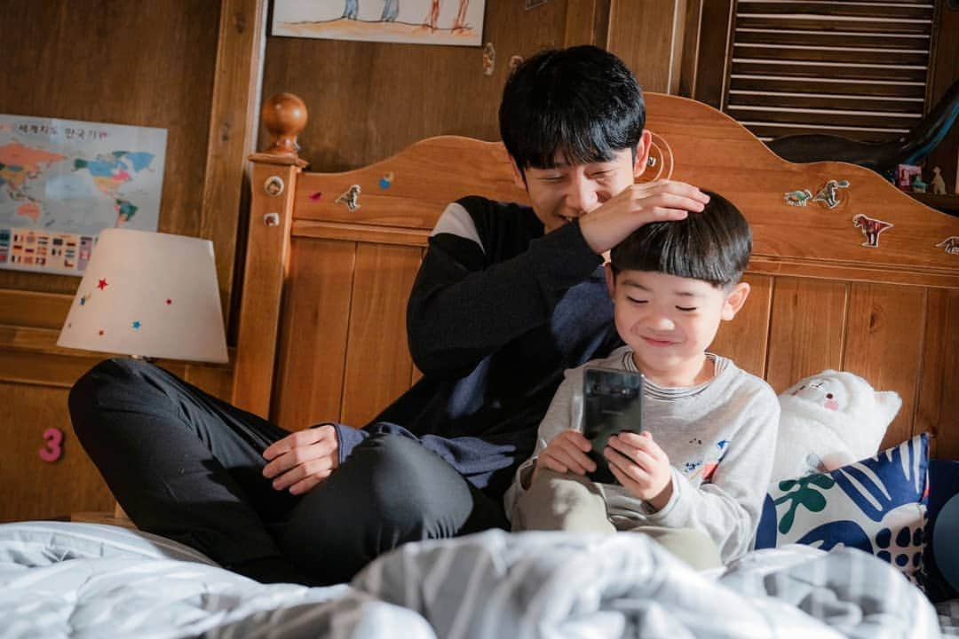 チョン・ヘインさんのインスタグラム写真 - (チョン・ヘインInstagram)「. 유지호&유은우👨‍👦 #봄밤 #onespringnight」6月28日 19時11分 - holyhaein