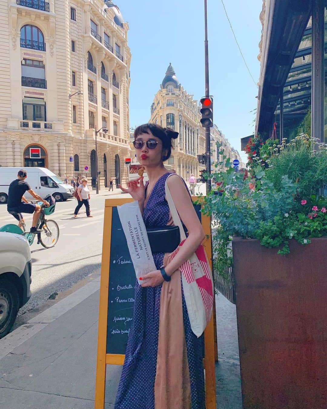 のインスタグラム：「parisに到着🍞パンを食べ歩いています🍞美味しくて最高です🍞暑いので沢山お水飲みます💁‍♀️ #paris #🍞」
