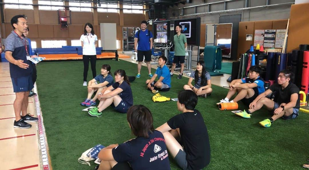 佐々木明さんのインスタグラム写真 - (佐々木明Instagram)「DOME athlete houseより @kazutomooka 友岡さんに去年に続いてアルペンスキー日本代表のキャンプでトレーニングを見てもらいました。 世界的に活躍する自分から見ても数少ない日本を代表するトレーナーの一人。  長年 パフォーマンスを高める為にトレーナーと接しているとアスリートとして又チームとして最も必要な事の一つに、アスリートとの距離感という物があります。  近くなりすぎず遠すぎず、偏りすぎず。 コーチ陣との関係性も物凄く大切なポジションです。  これが出来ないとアスリートをプッシュしなければいけない時にプッシュが出来ないアスリートが生まれたり、寄り添い過ぎると一人になった時に自立出来ないアスリートが生まれたりする事が多々ある。  個人種目でも団体種目でもチームが一つの円と考えた時、どれだけ円滑に機能するかと言う部分に意識を向けるとアスレチックトレーナーやフィジオの立ち位置はかなり重要なんです。  アスレチックトレーナーとしても人間としても優れている友岡さんがチームを見てくれる事はアスリートにとってもコーチ陣にとっても大きな大きな一歩です。  #DAH #domeathletehouse  #underarmourjapan  #athletictrainer #coach #functionaltraining #training #movement #kazutomooka」6月28日 19時14分 - akiraexploring