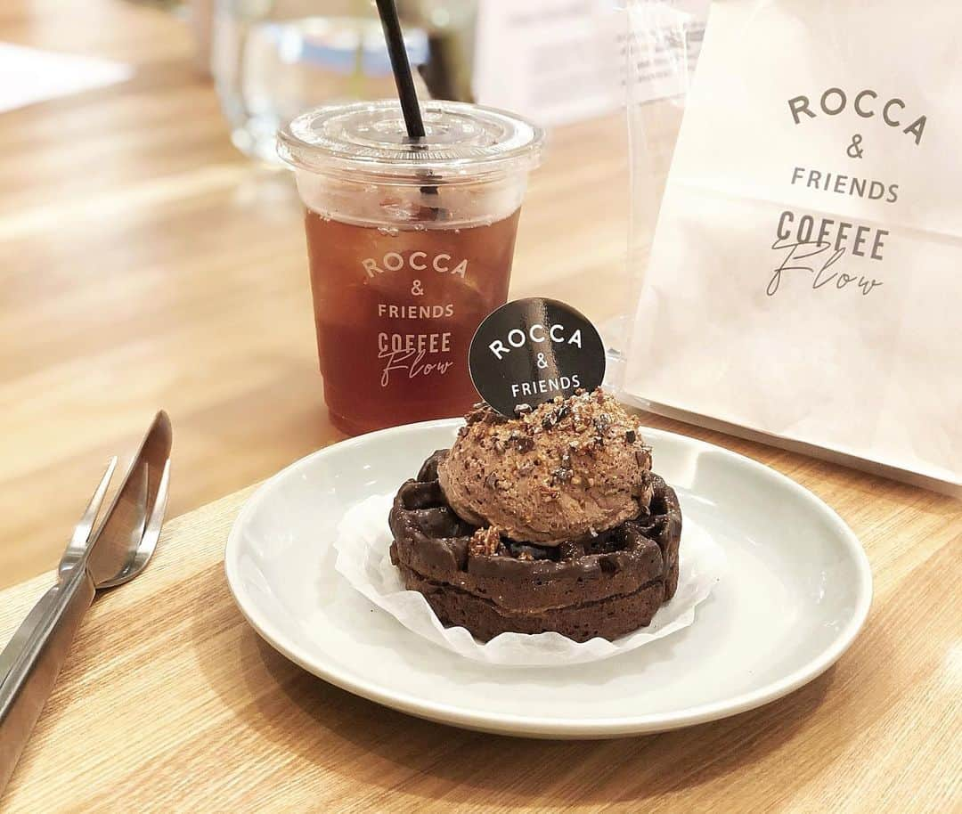 森本あやかさんのインスタグラム写真 - (森本あやかInstagram)「あやまろのおやつタイム〜😋✨﻿ ﻿ ROCCA&FRIENDS @rocca_flow の﻿ クリームワッフル カカオニブ✨﻿ ﻿ 小麦粉やイーストを使わずに﻿ 新潟県産コシヒカリ100％の米粉ときび糖で﻿ 作られたワッフルは身体にも優しいスイーツ😋﻿ ﻿ グルテンフリーやから罪悪感なく食べれるし﻿ 食べた後も眠たくなれへんで🙌﻿ ﻿ #roccaandfriends #roccaandfriendscoffeflow #梅田 #大阪 #梅田カフェ #ルクア大阪 #ルクア #ルクアカフェ #ワッフル #スイーツ #カカオニブ #グルテンフリー #あやまろグルメ」6月28日 19時14分 - ayachi0120