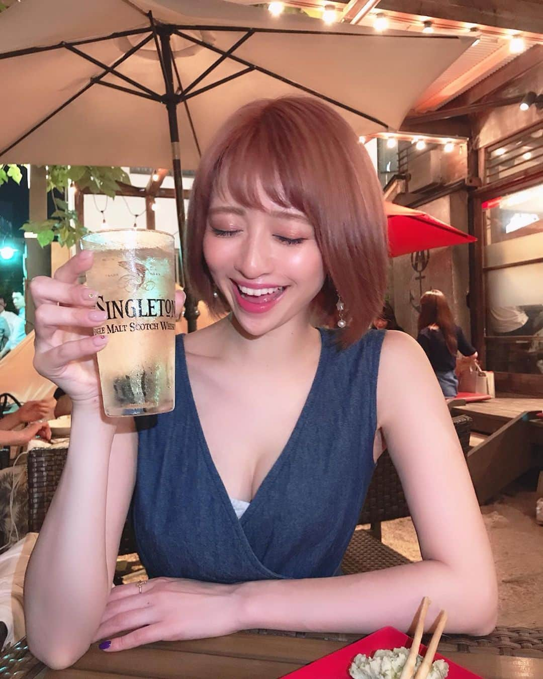 新部宏美さんのインスタグラム写真 - (新部宏美Instagram)「今日も1日お疲れ様でした🥰 * テラス席で飲むのに最高の季節になってきたので、新宿で映画を観た帰りに#ほぼ新宿のれん街 でそのままかるくいっぱい🍻💗 * シングルトンのイベントが7/17まで実施中らしいので今日はハイボールdayにしました🍋🍋🍋 キンキンに冷えたハイボールが最高に美味しかった〜😍🌈🥂✨ のれん街の雰囲気も良くて都心なのに都心とは違った空間が素敵でした❣️オススメスポットです🥳 * * * #シングルトンハイボール#シングルトンダフタウン#ほぼスコットランドのれん街#ハイボール#華金#乾杯#ハイボールのためのシングルモルト#PR」6月28日 17時51分 - piromin_1202