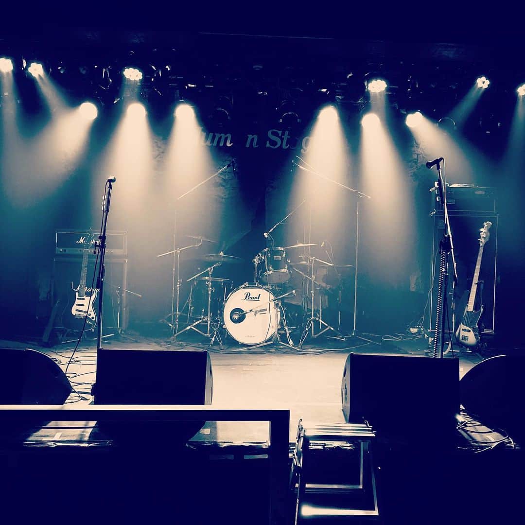 眞栄田郷敦のインスタグラム：「あなたに、会いたくて。 If I knew it would be the last time I’d hear your voice lifted up in praise 「あなたが喜びに満ちた声をあげるのを聞くのが最後だとわかっていたら」 ーFrom「Tomorrow Never Comes」By Norma Cornett Marekー  小さい頃、母親がよく読み聞かせてくれた詩の一節。改めてこの言葉の重みを感じる。 今日はヨースケさんの告別式。  ヨースケさんの人柄と笑顔に何度救われただろうか。何度元気をもらっただろうか。何度勇気づけてもらっただろうか。全てをさらけ出し、全てを受け止めてくれました。Lineや写真を見返すとヨースケさんとの明るい思い出がたっくさん詰まってます。  ヨースケさん。 ありがとうございました。こんな言葉じゃ感謝しきれませんよ。恩返しさせてくださいよ。ヨースケさんを超えるEntertainerになります。僕が役者としてデビューする姿を見ていてくれたように。Cdデビューする姿を見ていてくれたように。僕のたくさんの初めてを笑って見届けてくれたように。見ていてください。一生かけて恩返しします。ヨースケさんが見たことのない景色を僕が見せます。 届け、あなたに。」
