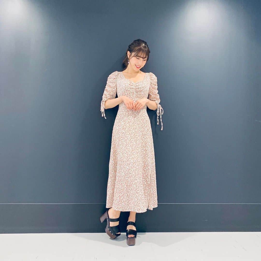 小嶋菜月さんのインスタグラム写真 - (小嶋菜月Instagram)「私服👗✨ . . 有吉反省会で着てたワンピース どこのですか？って多かったので…💓 . . 今回は私服のワンピースで出演しました☺️ . . 形がタイプすぎるのと、 花柄だけど綺麗な女性らしさがでるお洋服❤︎ . . マネージャーさんが めちゃくちゃ笑わせてきてこんな状態😂❤️ . . #有吉反省会 #衣装 #私服 #ワンピース #cheriemona」6月28日 17時55分 - kojimanatsuki_offical