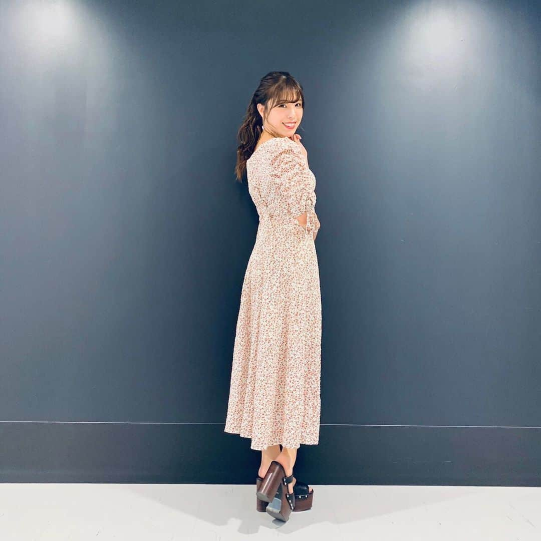 小嶋菜月さんのインスタグラム写真 - (小嶋菜月Instagram)「私服👗✨ . . 有吉反省会で着てたワンピース どこのですか？って多かったので…💓 . . 今回は私服のワンピースで出演しました☺️ . . 形がタイプすぎるのと、 花柄だけど綺麗な女性らしさがでるお洋服❤︎ . . マネージャーさんが めちゃくちゃ笑わせてきてこんな状態😂❤️ . . #有吉反省会 #衣装 #私服 #ワンピース #cheriemona」6月28日 17時55分 - kojimanatsuki_offical