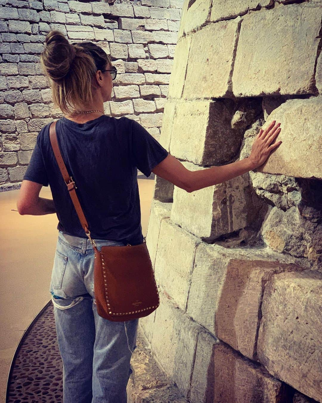 ハイディ・クルムさんのインスタグラム写真 - (ハイディ・クルムInstagram)「800 years old  #Louvre」6月28日 17時55分 - heidiklum