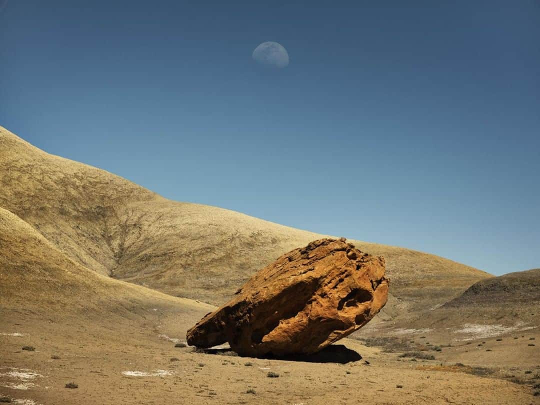 Fujifilm UKさんのインスタグラム写真 - (Fujifilm UKInstagram)「FEATURED PHOTOGRAPHER OF THE WEEK “Southern Utah. Moonrise in the desert - it felt like a strange scene from a 1950's space film.” – @fm_doyle with the FUJIFILM GFX 50S.  GFX 50S | GF100-200mmF5.6| F11 | ISO 100 | 1/160 sec  #Fujifilm #Fujifilmx_uk #GFX #GFX50S」6月28日 18時00分 - fujifilmuk