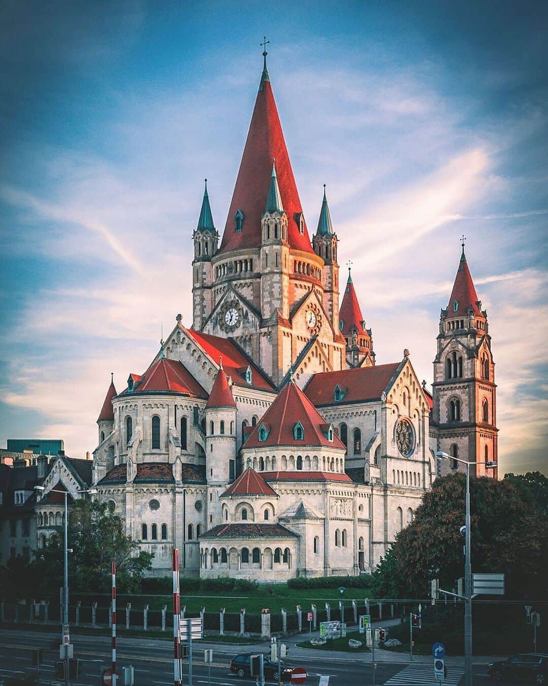 Wien | Viennaさんのインスタグラム写真 - (Wien | ViennaInstagram)「Doesn’t this church look like a fairytale castle? It is the Franz-von-Assisi Church - also known as the Emperor’s Jubilee Church, because the construction celebrated the 50th anniversary of the reign of Emperor Franz Joseph I. Have you stumbled upon this church when exploring Vienna? ☀️🧚‍♀️ by @christian_kremser #ViennaNow」6月28日 18時00分 - viennatouristboard