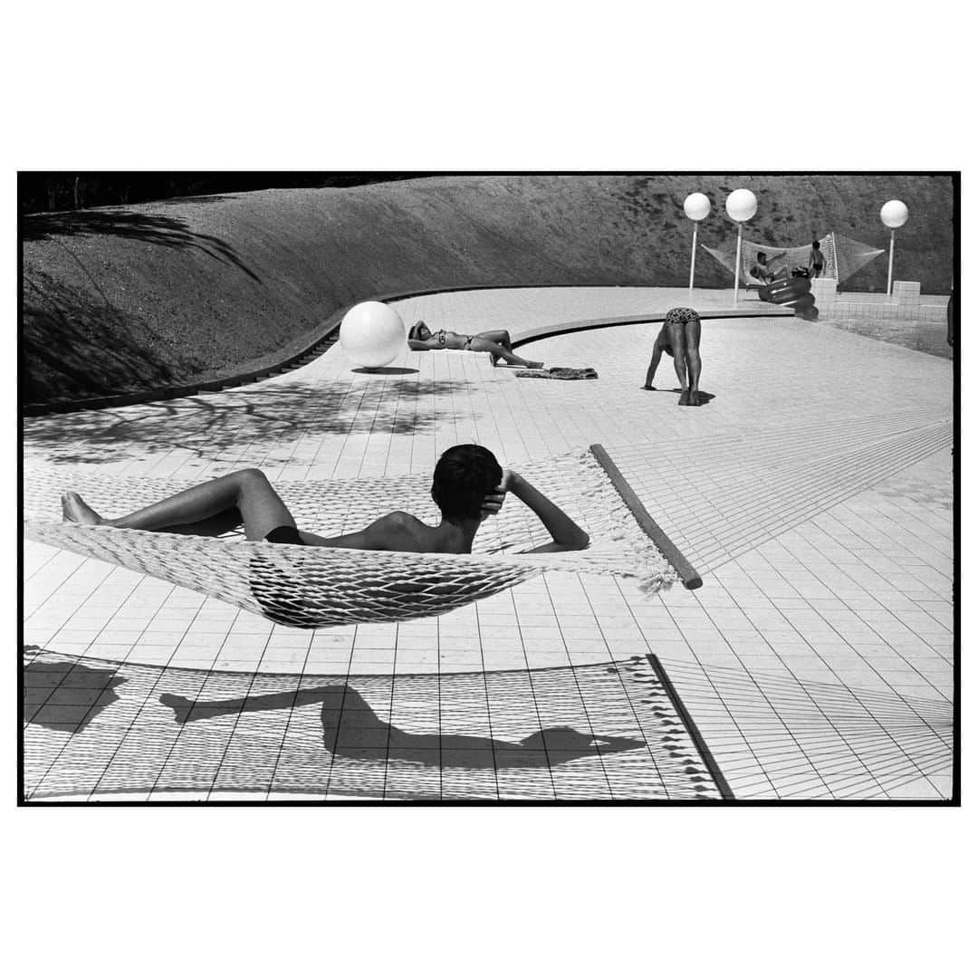 Magnum Photosさんのインスタグラム写真 - (Magnum PhotosInstagram)「“I wanted to express what the holidays were without proving anything, and evoke an atmosphere without necessarily describing it.” - Martine Franck . To mark the fortieth anniversary of paid vacations in France, Martine Franck was commissioned in 1976 to complete a survey of the French 'en vacances'. In the second instalment of our summer series exploring how societies holiday, we share the images along with Franck's reflections on the project. Link in bio. . PHOTO: Pool designed by Alain Capeilleres. Town of Le Brusc. Provence, France. 1976 . © #MartineFranck/#MagnumPhotos」6月28日 18時00分 - magnumphotos