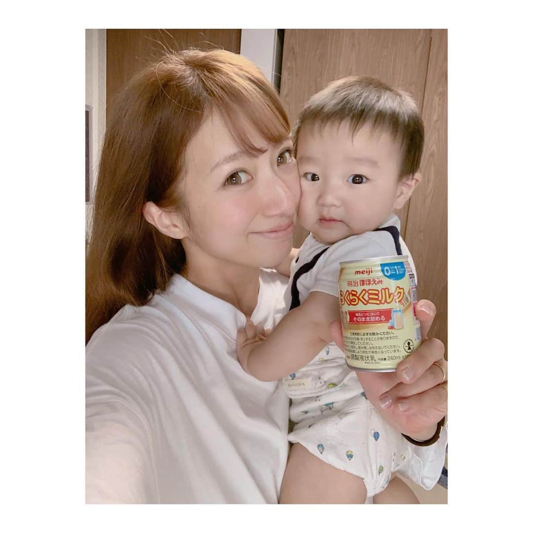 辻希美さんのインスタグラム写真 - (辻希美Instagram)「我が家ではいくらあっても足りない明治ほほえみシリーズの液体タイプ 『明治ほほえみ らくらくミルク』！(´｡✪ω✪｡｀)♡ 待ってました！！！ 丈夫なスチール缶で哺乳瓶にそそぐだけの使い切りだからめぇっちゃ楽チンだし、常温保存で賞味期限が1年だからいざって時のストックにも最適です♡  幸空しゃん♡ たくさん飲んで大きくなってね♡  #明治ほほえみらくらくミルク #液体ミルク #PR #子育て #赤ちゃん #幸空 #6ヶ月 #食いしん坊 #ムチムチボーイ #いっぱい飲んで #すくすく成長中 #☺️💕​」6月28日 18時00分 - tsujinozomi_official