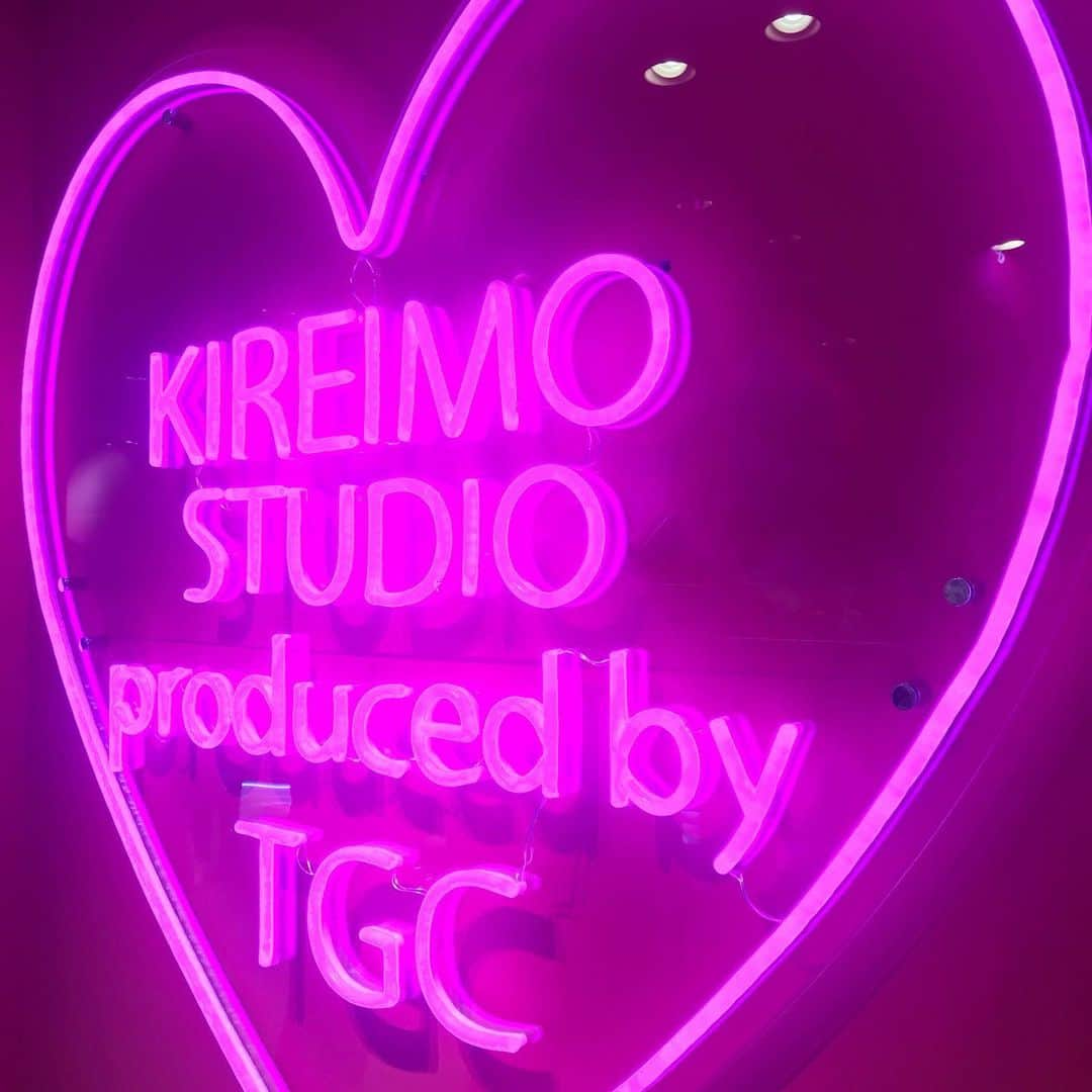 KIREIMOさんのインスタグラム写真 - (KIREIMOInstagram)「. KIREIMO STUDIO Produced by TGC オープン記念🎉 抽選で109名様に「商品券4,000円分」をプレゼント💞 . 6/28にリニューアルしたSHIBUYA109のB2Fに、キレイモがフォトジェニックな飲食スペースをオープン💫 ピンクの空間にネオンが散りばめられたスペースには、テンションが上がっちゃうかも✨ B2Fで購入した物を飲食することができるほか、無料でできるクレーンゲームもあるよ👀 クレーンゲームの賞品は、旅行券10万円分や脱毛6回分のチケットなどとっても豪華！ . さらに、オープン日の6/28(金)〜7/31(水)までは、KIREIMO STUDIOオープン&渋谷109 40周年記念キャンペーンを実施！ スタジオ内で撮影した写真を「#キレイモTGC109」ハッシュタグをつけてInstagramに投稿すると 抽選で109名様に、商品券4,000円分が当たります😳❣️ ぜひチャレンジしてみてね😘 . . [応募方法] ①「@kireimo_official」を フォロー ②  KIREIMO STUDIOで写真を撮影 ③「#キレイモTGC109」ハッシュタグをつけてInstagramに写真を投稿 . [キャンペーン期間] 6/28～7/31 . [プレゼント内容] 商品券4,000円分：109名様 . [当選のご連絡]  当選者の方には本アカウントよりDMでご連絡を差し上げます。 あらかじめ受信設定をお願いします。 . [注意事項] 本キャンペーンは都合により事前のお知らせなしに変更または終了となる場合がございます。  当選賞品は都合により事前のお知らせなしに変更となる場合がございます。  当選時にフォローを外されている、またはInstagramを退会されている方は当選の対象外となりますのでご注意ください。 賞品の換金、交換はできません。 ご応募は日本国内にお住いの方に限らせていただきます。（発送先も同じく日本国内に限る） お預かりした個人情報は、本キャンペーンの抽選、当選結果の連絡とプレゼントの発送（当選者様のみ）、お問い合わせ対応のために利用いたします。  #キレイモTGC109 #キレイモ #kireimo #109 #shibuya109 #キレイモスタジオ  #キャンペーン #キャンペーン中 #プレキャン  #ネオン #フォトジェニック #フォトスポット #ピンク #ピンクスポット #映え #photospot #photogenic #フードコート #キャンペーン企画 #ネオンカラー #ネオンピンク #インスタ探検隊」6月28日 18時01分 - kireimo_official