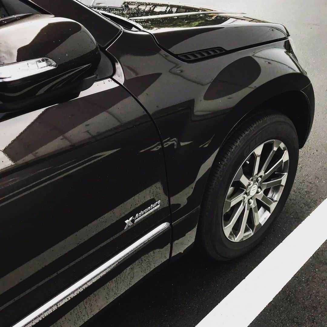 sioneのインスタグラム：「洗車したいけどしばらく雨が続く。。。 #エスクード  #TDA4W #escudo」