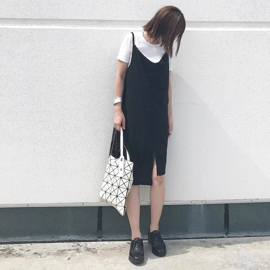 MINEさんのインスタグラム写真 - (MINEInstagram)「. . . 【キャミワンピ、大人には似合わない…？2019夏の正解👗】 繊細なストラップで、女性らしさが引き立つキャミソールワンピースですが合わせ方やデザインによっては、子供っぽくなってしまうことも。。 でもこんなデザインとコーデなら大人らしく綺麗目に、おしゃれに着こなせます🌼✨ . アイテムの詳細はこちらの方々のアカウントをチェック👀 @haru______y さん @muua777 さん @____miiiii さん @sayakahara_willfully さん @nagina001 さん 素敵なお写真ありがとうございます♡ . #きょコ #今日のコーデ #コーデ #シンプル #シンプルコーデ #カジュアル #きれいめカジュアル #プチプラ #スニーカー #スカート #夏コーデ #着回し #着回しコーデ #大人コーデ #大人女子 #通勤服 #通勤コーデ #大人ファッション #fashion #code #ootd #mineby3mootd #mineby3m #アラサーコーデ #アラフォーコーデ #オトナ女子 #オトナ女子コーデ #リネン #キャミソールワンピース #キャミワンピ」6月28日 18時03分 - mineby3m