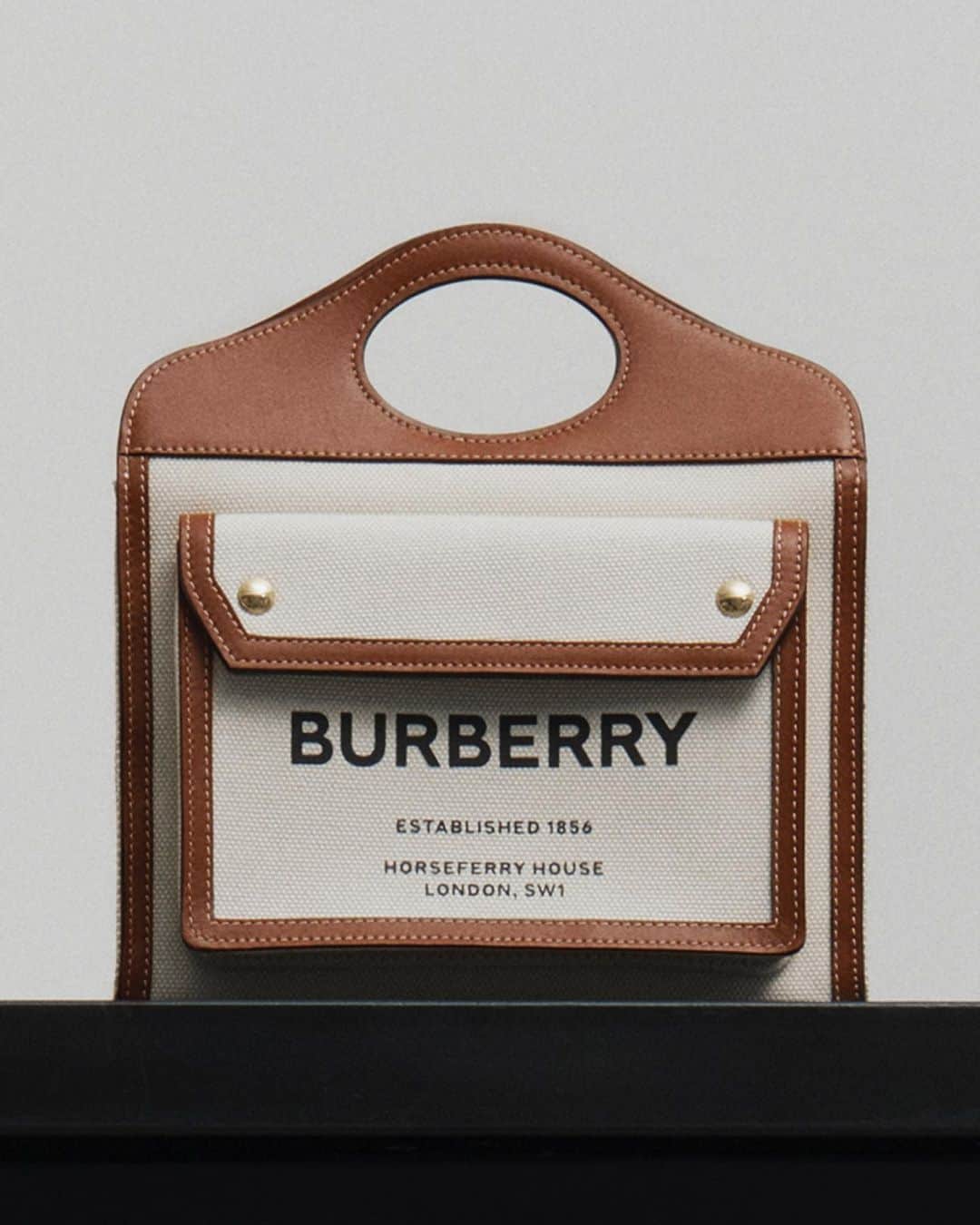 Burberryさんのインスタグラム写真 - (BurberryInstagram)「The Mini Two-tone Pocket Bag . A new archive-inspired tote bag, created in two-tone canvas and leather, boldly stamped with the Burberry logo and our Horseferry Road headquarters address .  #BurberryPreAW19」6月28日 18時03分 - burberry
