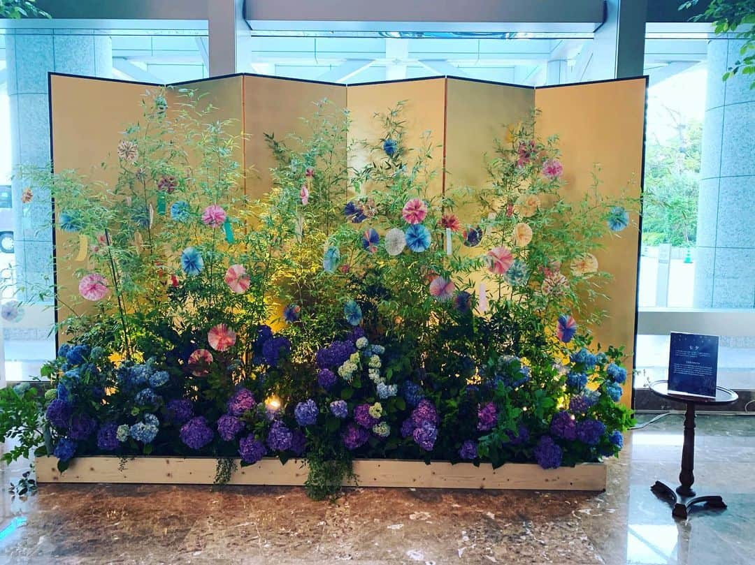 横浜ロイヤルパークホテルのインスタグラム：「もうすぐ七夕ですね🎋🌟 ロビー階では夏らしい笹飾りが登場しています。7/7（日）までの期間限定なので、ホテルにお越しの際はぜひお立ち寄りくださいね！  #横浜ロイヤルパークホテル #yokohamaroyalparkhotel #横浜 #yokohama #七夕 #笹飾り #七夕飾り #短冊 #願い事 #tanabata #starfestival」