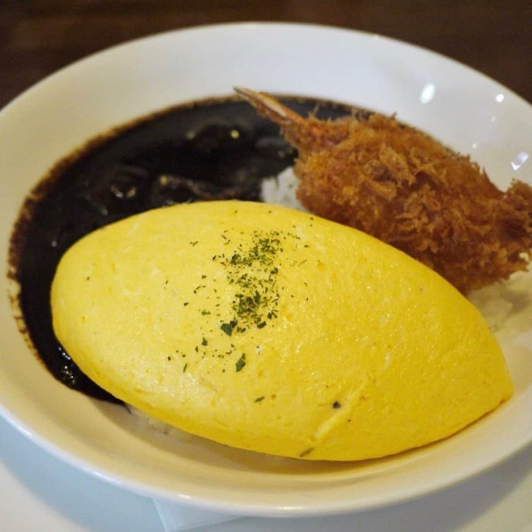 aumoグルメさんのインスタグラム写真 - (aumoグルメInstagram)「. ❤︎🍳絵に描いたようなまん丸黄色いオムライス🍳❤︎ . 形も色もとっても綺麗なオムライス🤤絵本に出てくるようなビジュアルですよね🙈見た目だけでなく味ももちろん◎真ん中に切れ目を入れてぱっかーんと割る様子は、動画映え抜群ですよ💛🧡💛 . 写真提供 : @a__ayano さん﻿﻿ 素敵なお写真をありがとうございました♡﻿﻿ .﻿﻿ . 店名：『琥珀』 ぜひ訪れてみてくださいね。 . . あなたが撮影したベストグルメpicに﻿﻿ 「#aumo」を付けて教えて下さいっ☺︎﻿﻿﻿ あなたの投稿が紹介されるかも♪﻿﻿﻿ . aumoアプリは毎日配信！おでかけや最新グルメなどaumo読者が気になる情報が満載♡﻿﻿ ダウンロードはプロフィールのURLから✔︎﻿ (iPhone&Android版) . #琥珀#オムライス#オムレツ#愛知#愛知グルメ#蒲郡#蒲郡グルメ#愛知ランチ#蒲郡ランチ#オムライス巡り#オムライス部#オムライス大好き#オムライス好き#オムライスランチ#オムライス好きと繋がりたい#オムライス好きな人と繋がりたい#インスタ映え#ランチ部#グルメ女子#グルメな人と繋がりたい#グルメ部#グルメ旅#たべすたぐらむ#グルメ好きな人と繋がりたい#食べもの好きな人と繋がりたい#ランチ#グルメ#ごはん記録」6月28日 18時04分 - aumo_gourmet