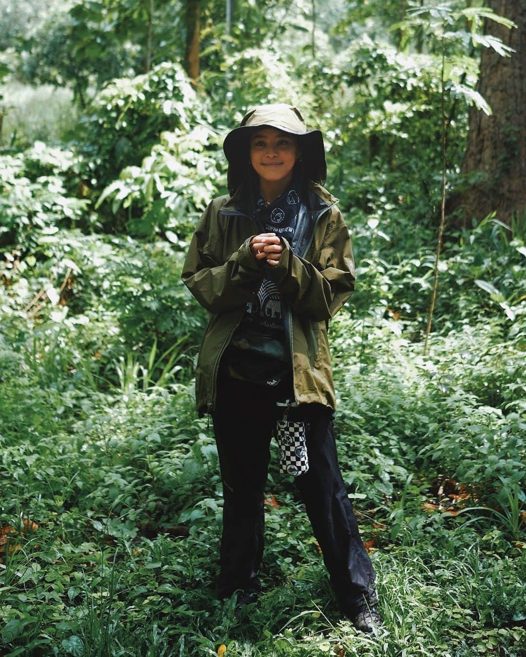 Amata Chittaseneeさんのインスタグラム写真 - (Amata ChittaseneeInstagram)「Dad’s clothes, first time rainy season in the forest 🌳 เข้าป่าหน้าฝนครั้งแรก🌳 ชุดเป็นของพ่อทั้งหมดเลย เสื้อกันฝน กางเกงแบบแห้งเร็ว หมวก gortex 🤣 บอกว่าให้เอาถุงกันทาก ตะข่ายกันหน้า ไฟติดหัวไปด้วย แถมก่อนมายังเอากล้องส่องสัตว์ตอนกลางคืนมาให้ด้วย 🐛 ลูกแค่ไปปลูกต้นไม้ 5555 รู้สึกมีเรื่องคุยกับพ่อมากขึ้นตั้งแต่เริ่มเดินป่า ✨ ทริปนี้พับ ผ้าไทย เก็บไว้ก่อนนะคะ #pearypiegoesgreen ขอบคุณรูปจาก @wonderingpango #Thailand #chiangmai #Chiangdao #ปลูกต้นไม้ให้เป็นเมฆ #voluntour01 @readthecloud.co #forestrestoration」6月28日 18時14分 - pearypie