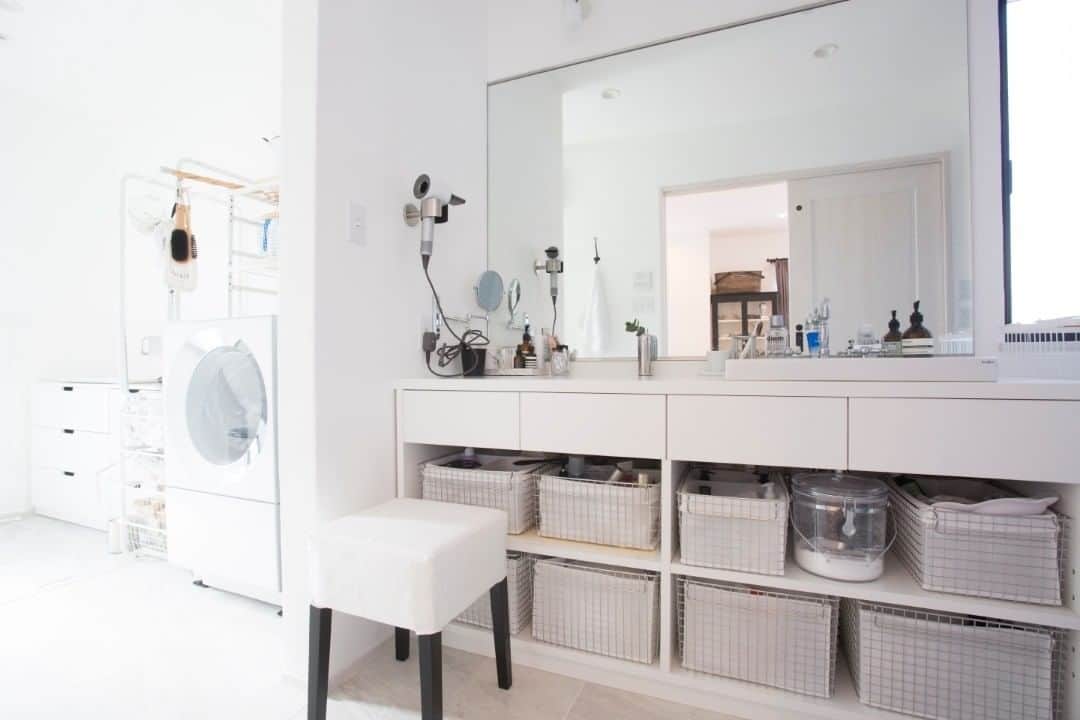 homelife 夢を叶える暮らし方さんのインスタグラム写真 - (homelife 夢を叶える暮らし方Instagram)「【毎日の支度が楽しくなる】 . . 広い洗面台と大きな鏡、たくさんの収納で朝の支度はここで完結✨ 機能性に優れた洗面室で毎日楽しく支度できます！ . . ◆―――――――――――――――◆ ▷ more… @homelife_gallery ◆―――――――――――――――◆ . . #洗面台 #造作洗面台 #洗面室 #収納 #洗面台収納 #鏡 #シンプルライフ #理想の家 #おしゃれな家 #マイホーム計画 #ローコスト住宅 #マイホーム #夢のマイホーム#福知山 #豊岡 #加東 #姫路 #注文住宅 #自由設計 #デザイン住宅 #myhome #family #house #home #homelife_京都 #homelife_大阪 #homelife_兵庫 #ホームライフ #ホームライフ100 #アーキホームライフ」6月28日 18時08分 - archihomelife_official