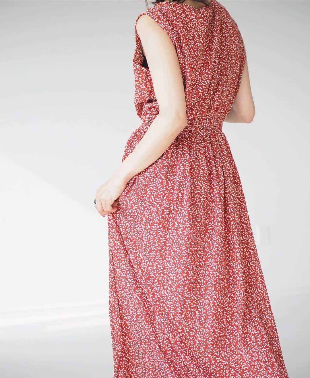 田中亜希子さんのインスタグラム写真 - (田中亜希子Instagram)「暑い季節。やはりワンピースを一度着てしまうと、着心地もコーディネートもその手軽さに頼りたくなります。 珍しく赤いワンピースは @fifth_store の#リーフ柄ロングワンピース  レッド  M サイズです。  少女の様な赤ですが、細かな柄なので大人にも着ることができます。 サイズ感もワンピースにはめずらしく、私のような低身長でもフラットで大丈夫でした！ @editsheen_store の#フェイクレザーキャンバスバッグ を合わせて。マチがあるので飲み物も入れられて暑い夏のお出かけのお供に。  #ワンピース#fifthtl #fifth#フィフス#プチプラコーデ#プチプラファッション #プチプラ#editsheen #エディットシーン#おちびの輪 #低身長#低身長コーデ#低身長ファッション#bag#バッグ」6月28日 18時09分 - akiico